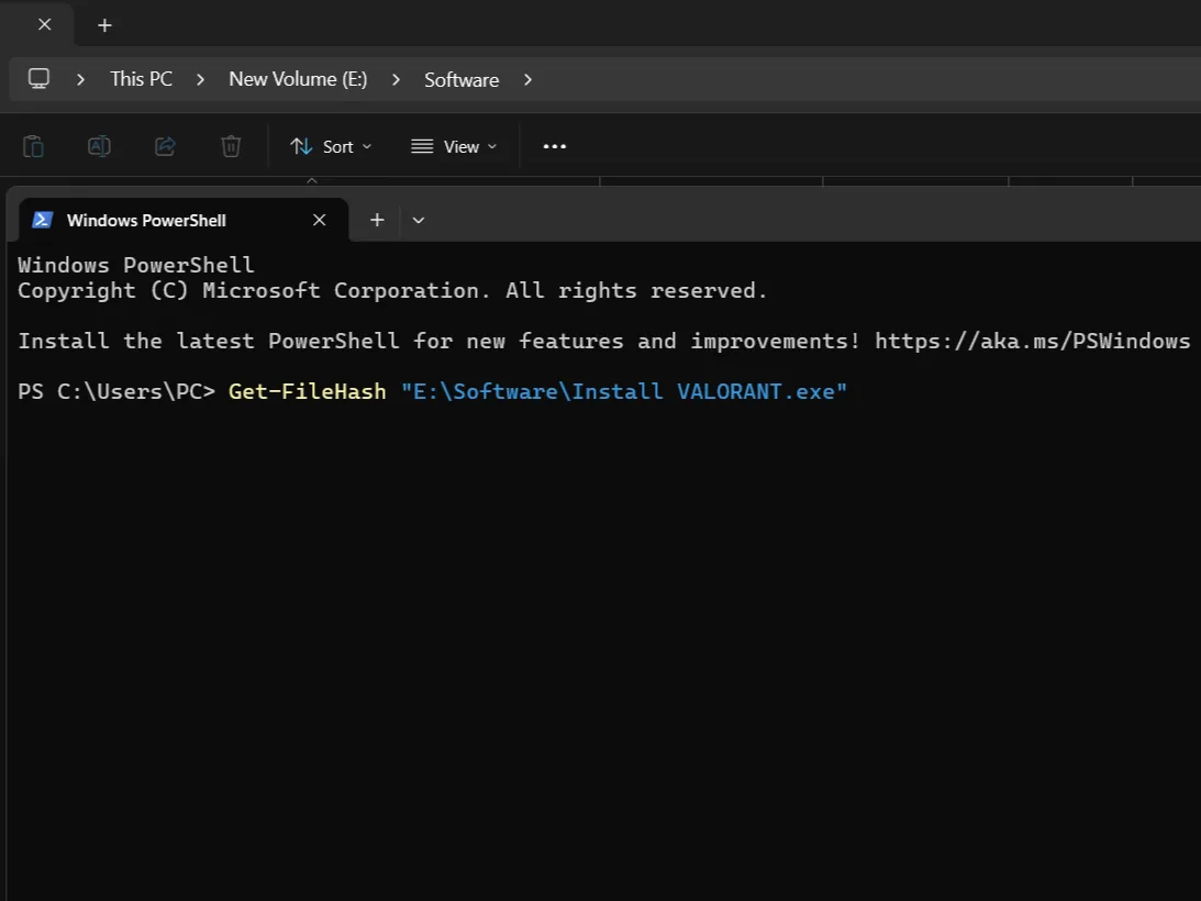Cửa sổ Windows PowerShell với lệnh &quot;Get-FileHash&quot; đang chạy, minh họa cách tạo mã hash của tệp để kiểm tra tính toàn vẹn.