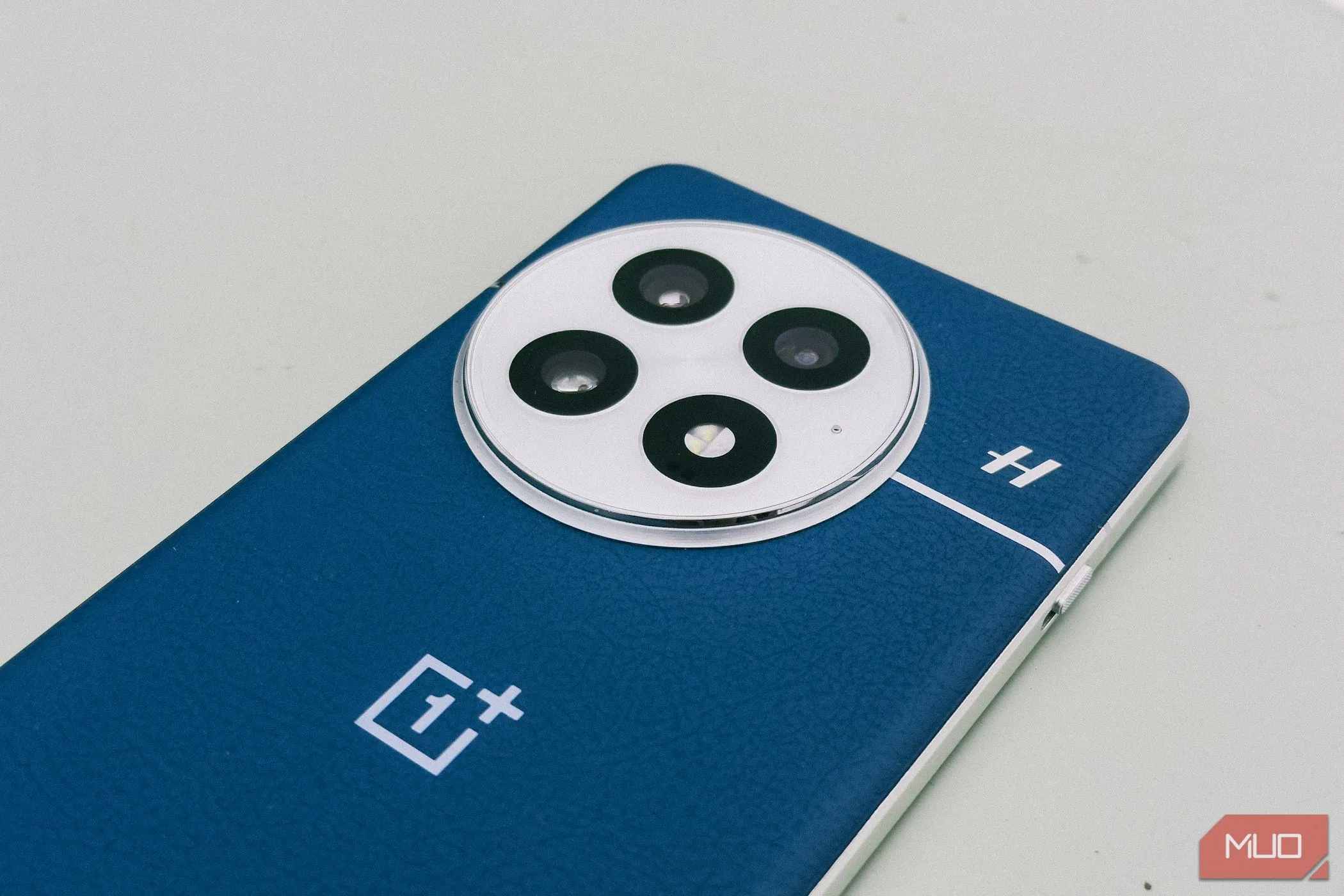 Cụm camera Hasselblad của OnePlus 13 với thiết kế nổi bật.