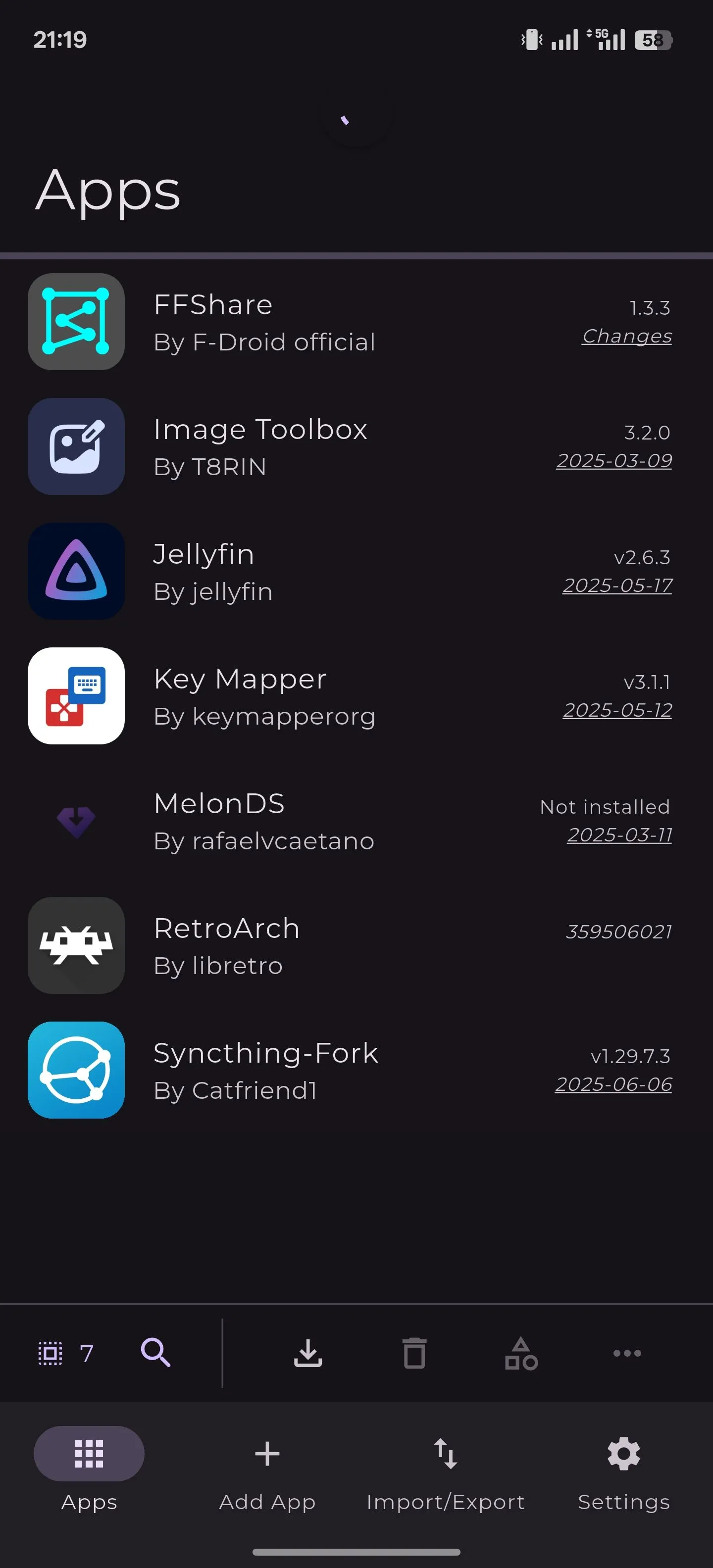 Danh sách các ứng dụng được thêm vào Obtainium trên Android, hiển thị các bản cập nhật.