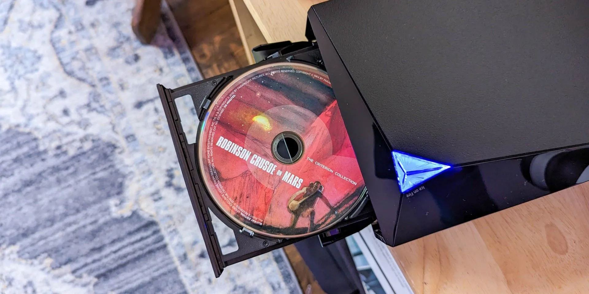 Đầu đĩa DVD Asus với một đĩa DVD trong khay