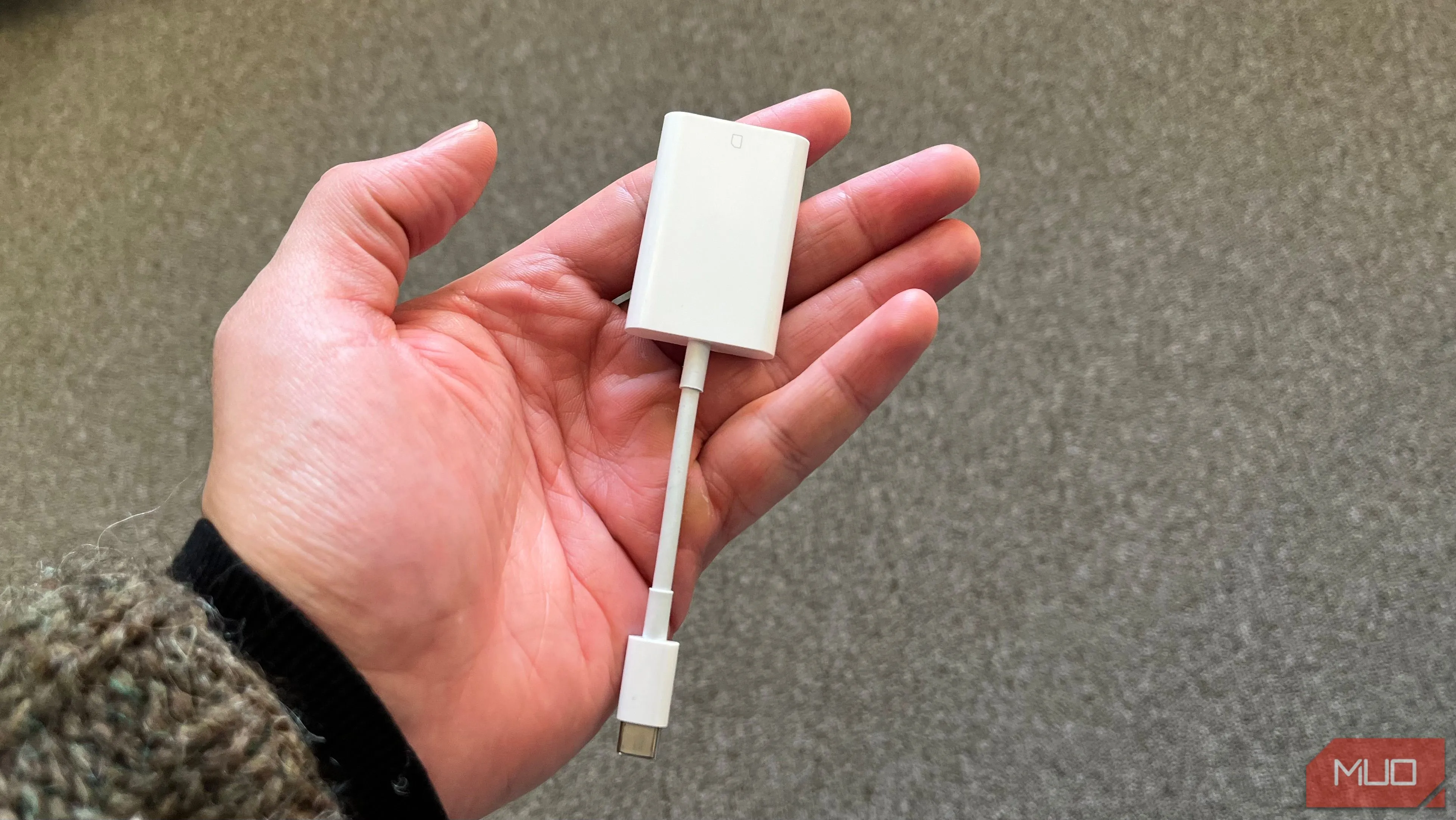 Đầu đọc thẻ SD Apple USB-C màu trắng, phụ kiện cần thiết cho người dùng MacBook