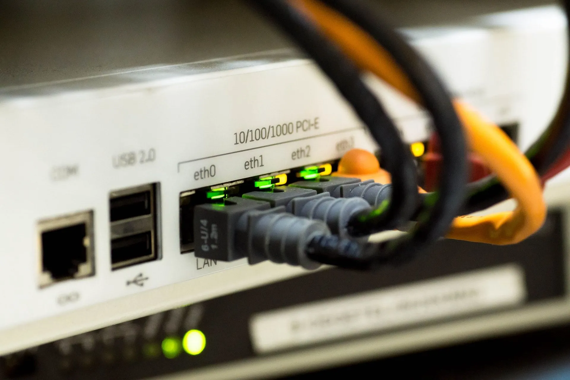 dây cáp Ethernet được cắm vào modem, tượng trưng cho kết nối mạng có dây ổn định và tốc độ cao hơn so với Wi-Fi trong một số trường hợp, giúp cải thiện hiệu suất mạng
