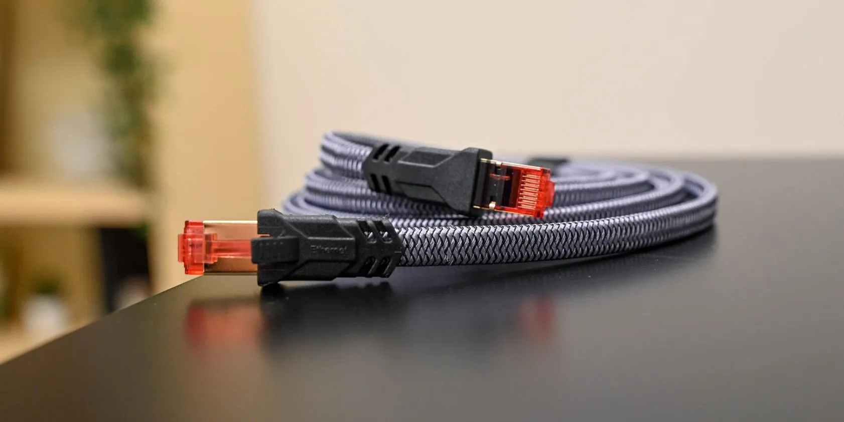 Dây cáp mạng Ethernet chất lượng cao cuộn tròn, tượng trưng cho kết nối ổn định và ít nhiễu hơn so với dây điện cũ trong nhà
