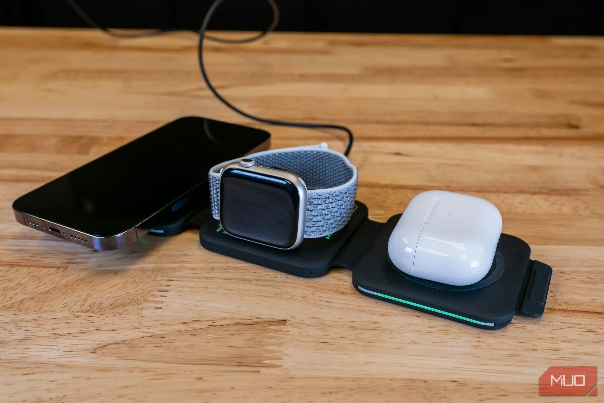 Đế sạc không dây Infinacore T3 sạc đồng thời iPhone, Apple Watch và AirPods, thể hiện sự tiện lợi đa năng