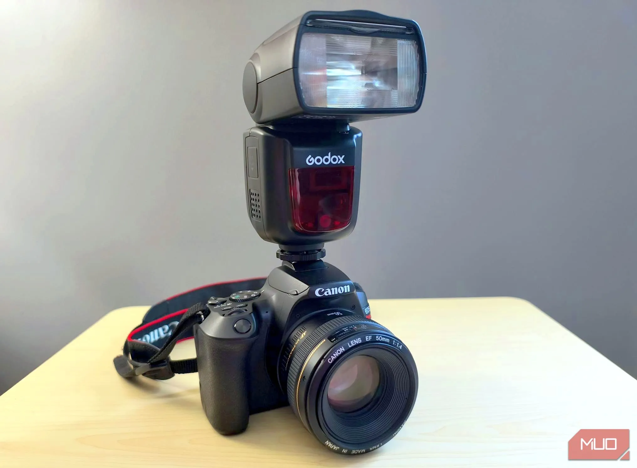 Đèn flash Godox V860II gắn trên thân máy ảnh chuyên nghiệp, minh họa lợi ích của đèn flash rời trong nhiếp ảnh.