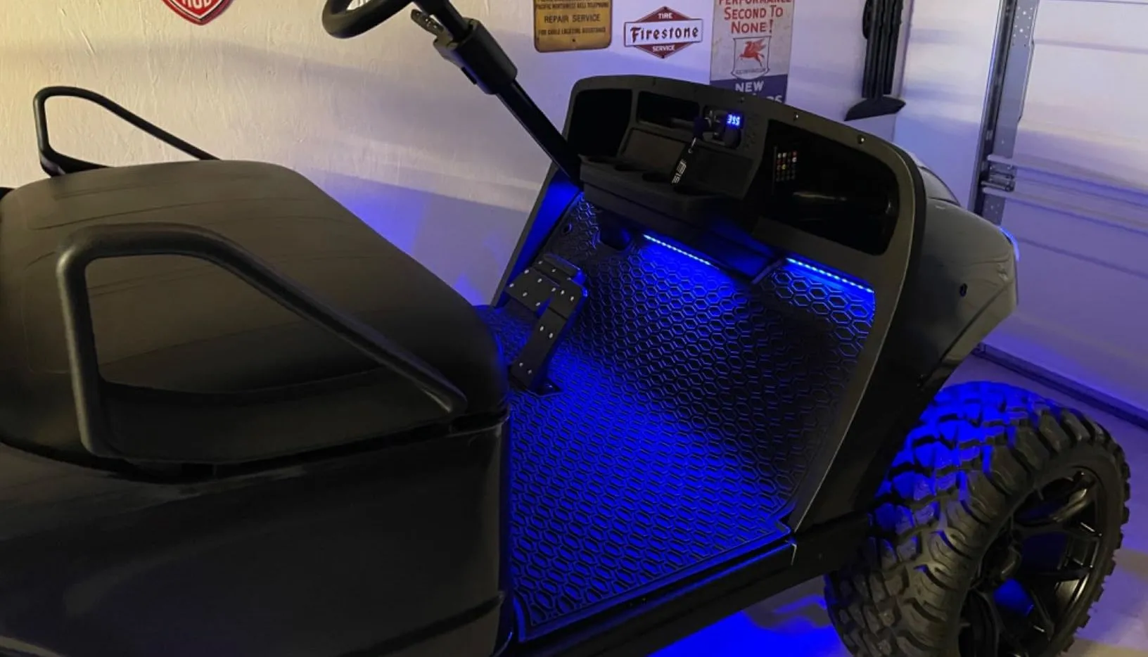 Đèn LED nội thất ô tô Nilight với ánh sáng xanh, tạo không gian sang trọng và cá nhân hóa cho xe.