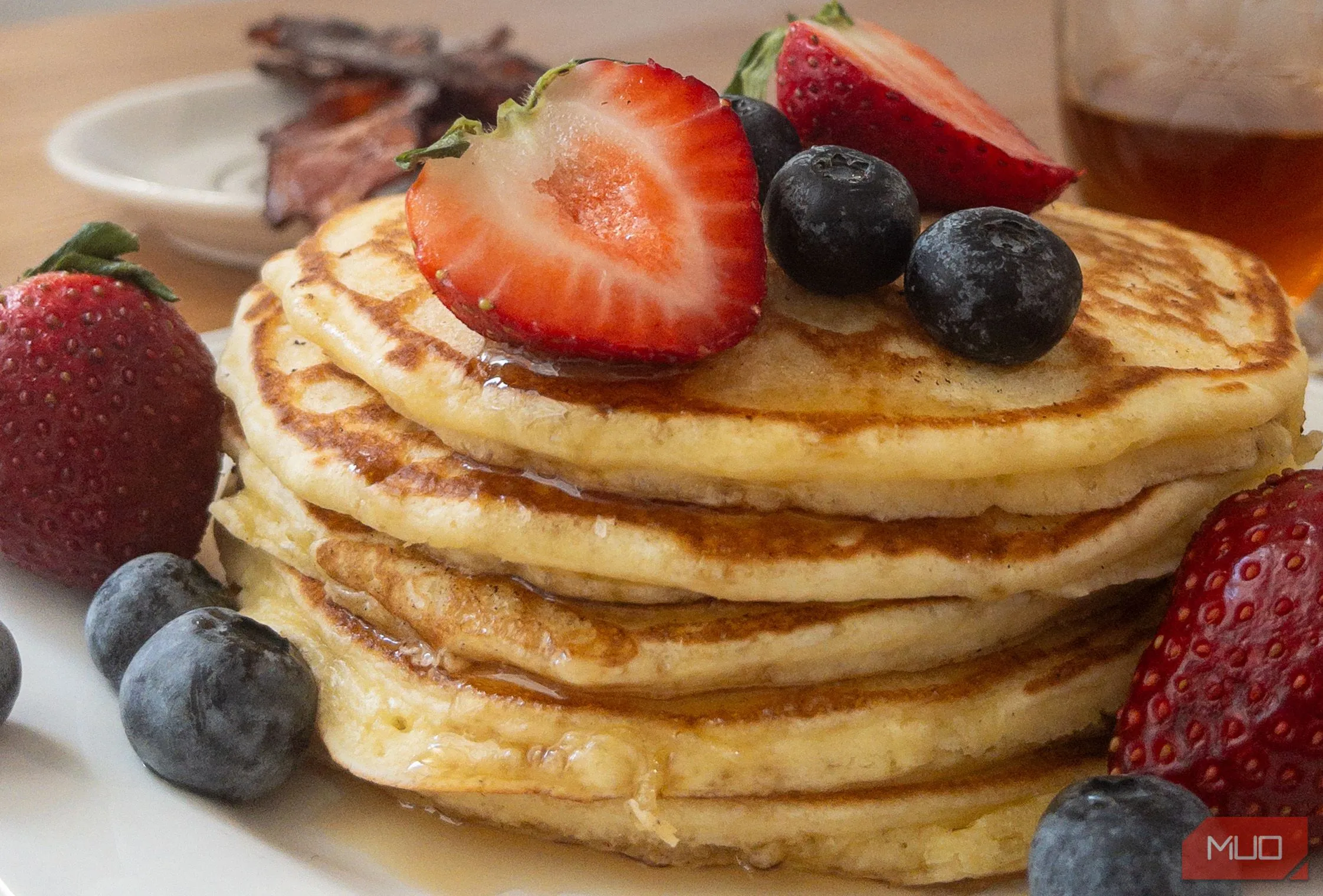 Đĩa bánh pancake được chụp ở góc 45 độ, làm nổi bật các lớp bánh và độ sâu của món ăn, minh họa mẹo chụp ảnh món ăn từ góc độc đáo.
