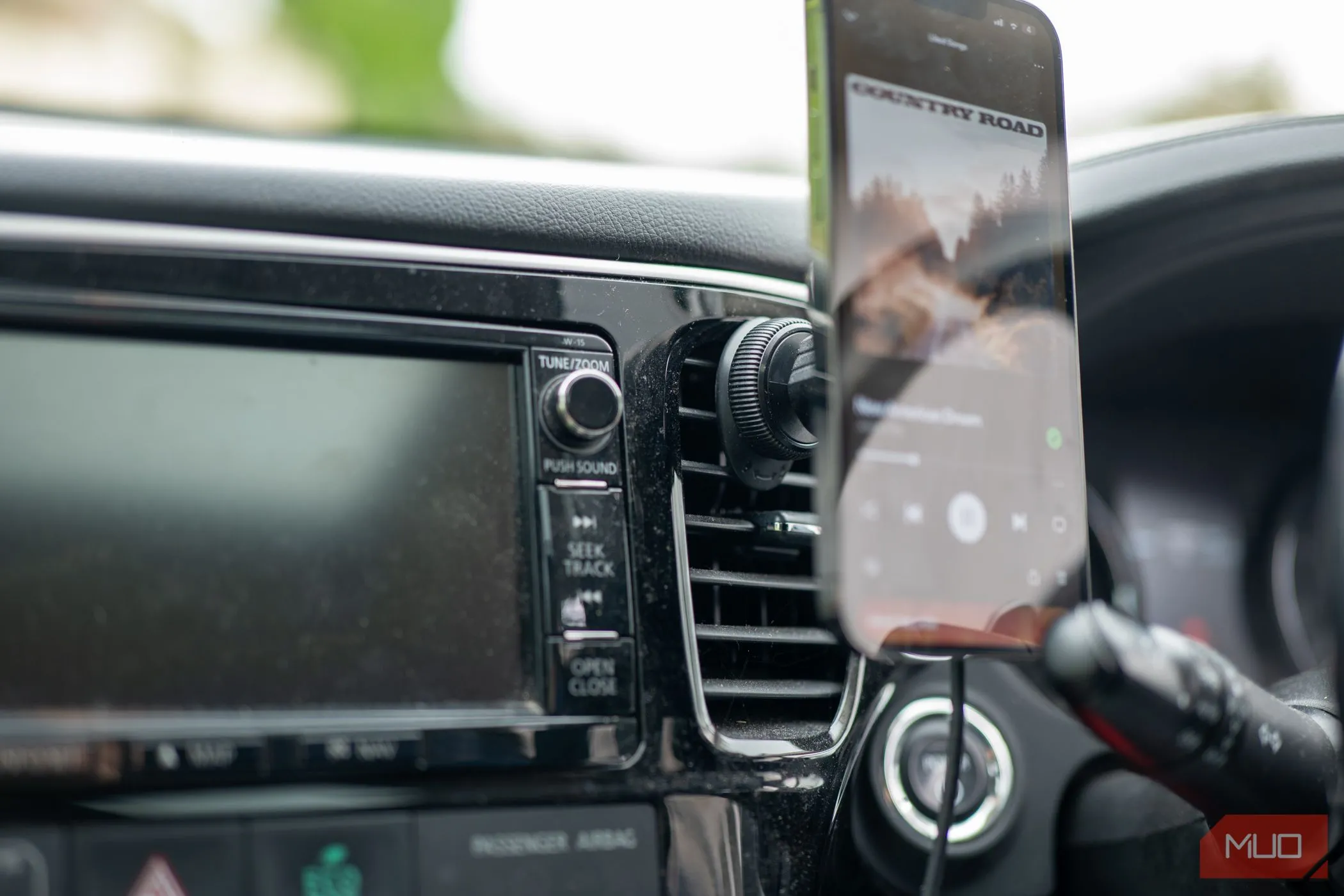 Điện thoại Android gắn trên giá đỡ Pitaka Ezmag Car Mount Pro 2 trong xe hơi, sẵn sàng làm camera hành trình