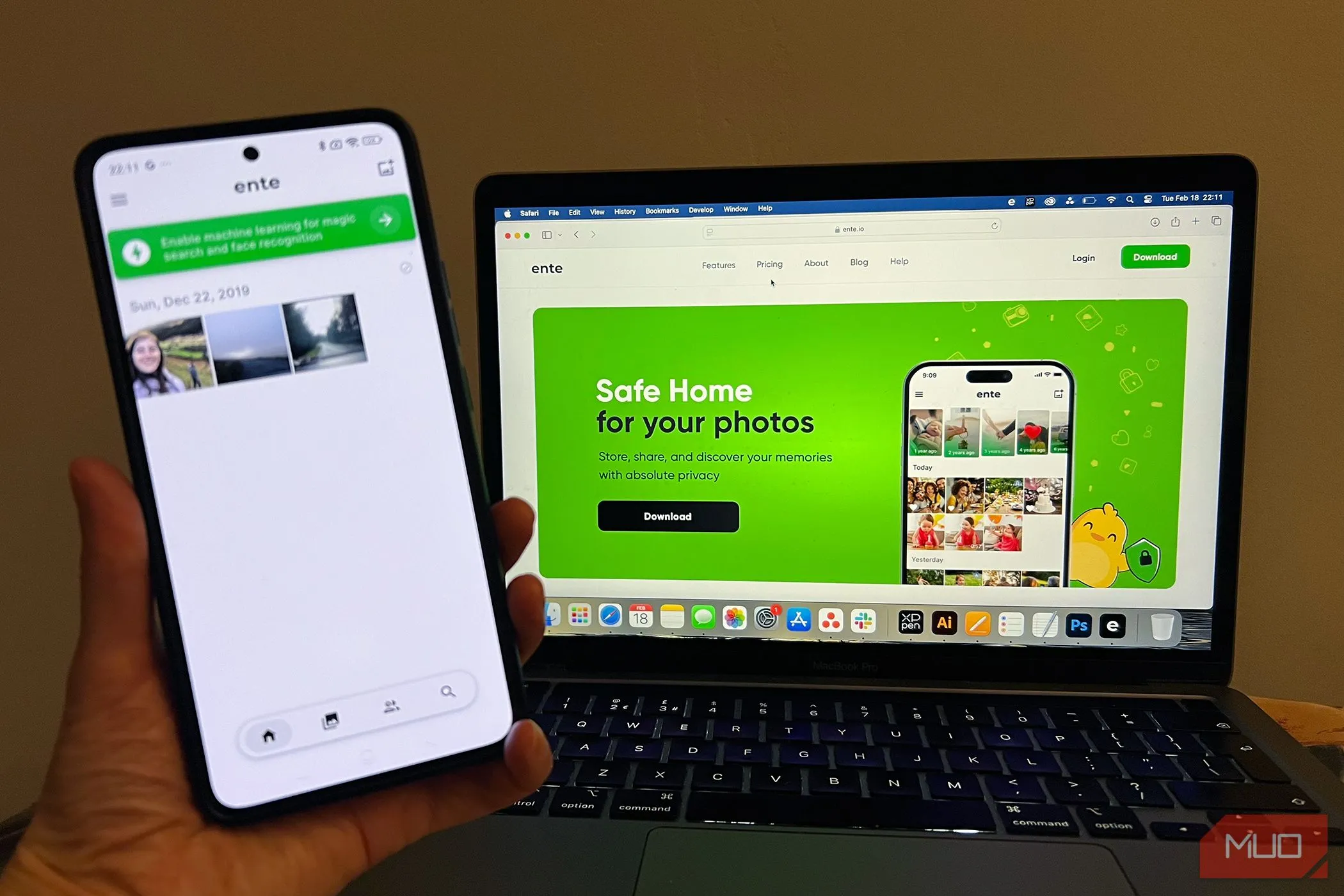 Điện thoại Android và MacBook Pro hiển thị ứng dụng Ente Photos, minh họa tính năng lưu trữ ảnh bảo mật