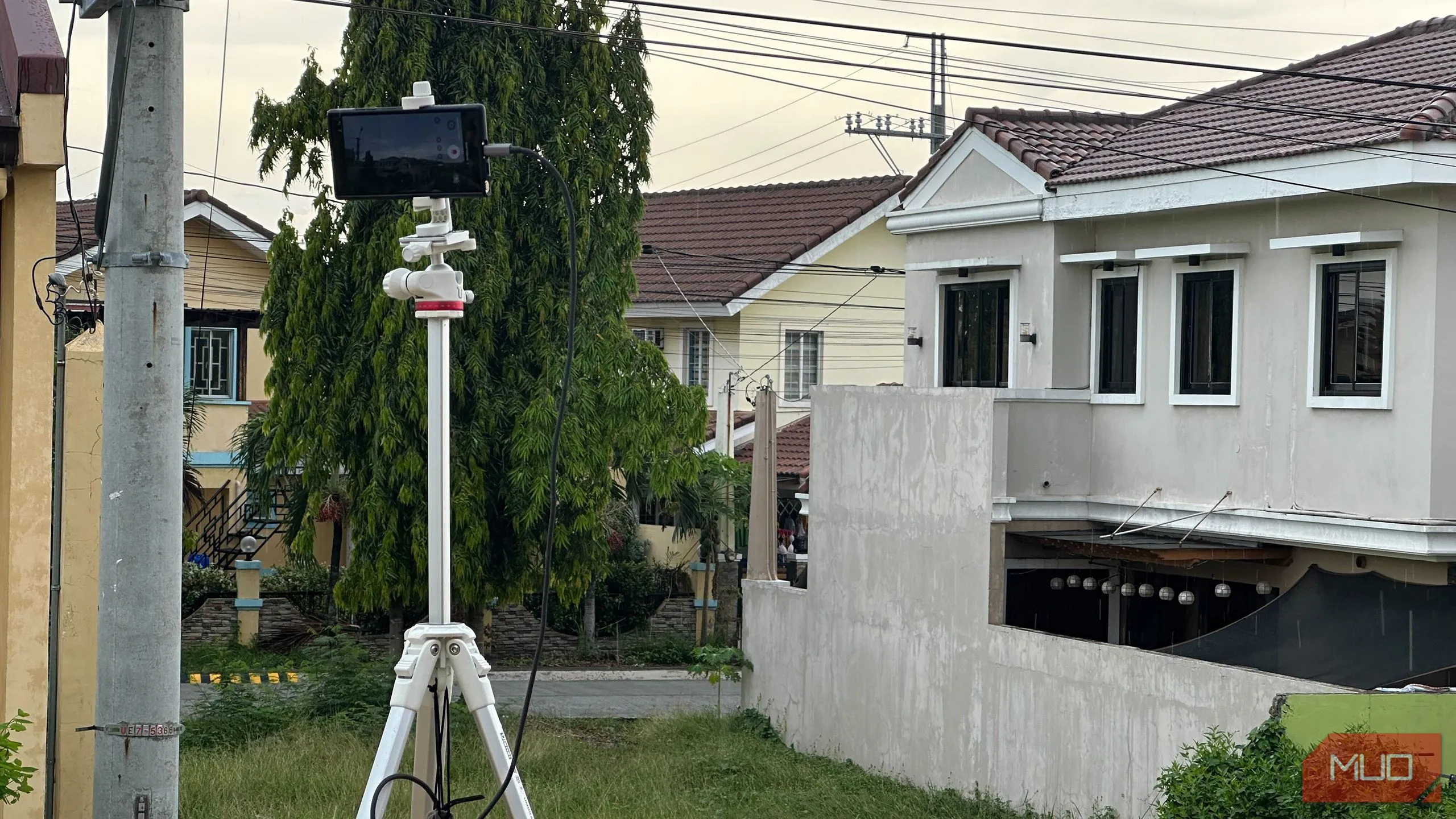 Điện thoại đang ghi hình timelapse từ ban công nhà, minh họa việc lựa chọn góc quay và bố cục