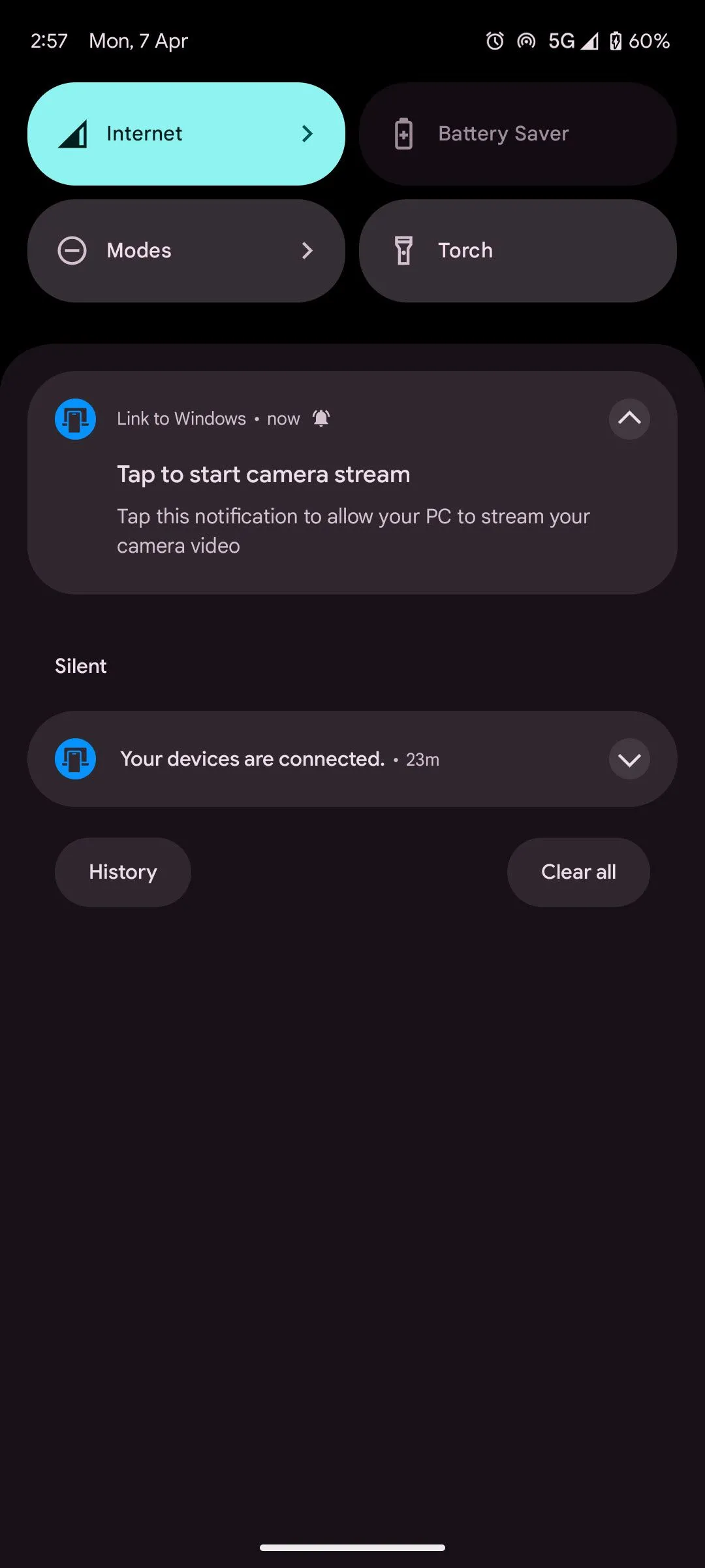Điện thoại được sử dụng làm webcam không dây cho máy tính Windows, hiển thị hình ảnh từ camera điện thoại thông qua Microsoft Phone Link.