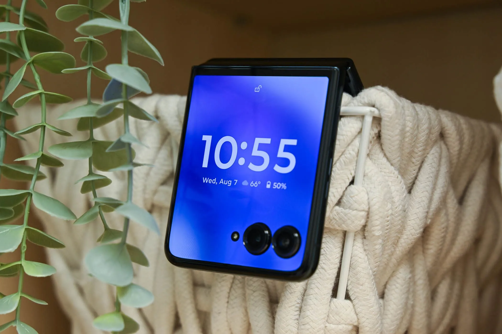 Điện thoại gập Motorola Razr+ đang gập với màn hình phụ hiển thị