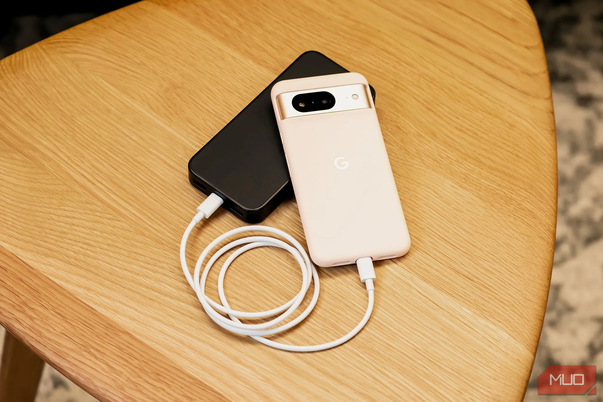 Điện thoại Google Pixel 8 đang cắm sạc, làm nổi bật vấn đề về thời lượng pin và tốc độ sạc chậm trên dòng Pixel.