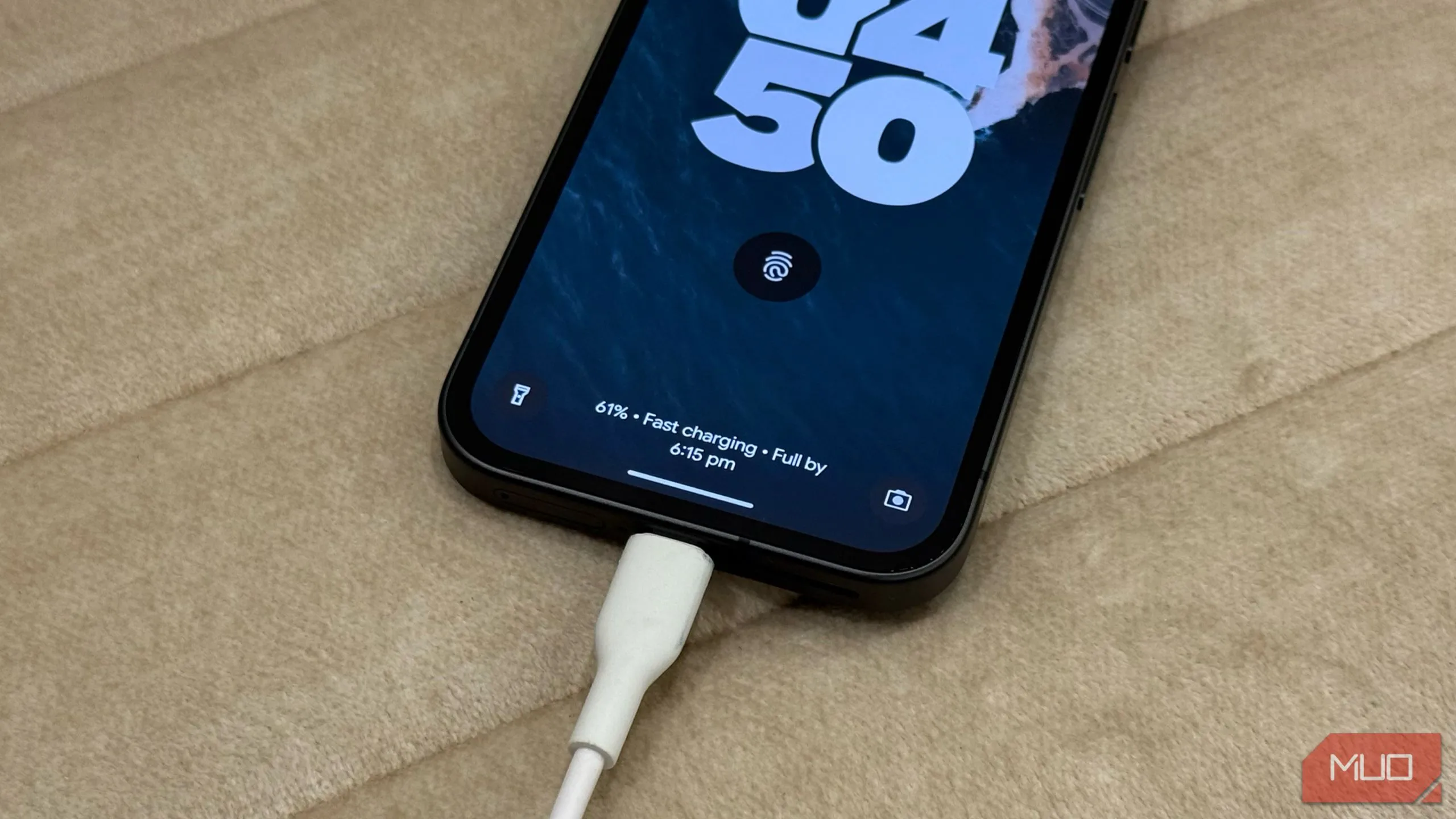 Điện thoại Google Pixel 9a đang sạc nhanh trên ghế sofa trắng