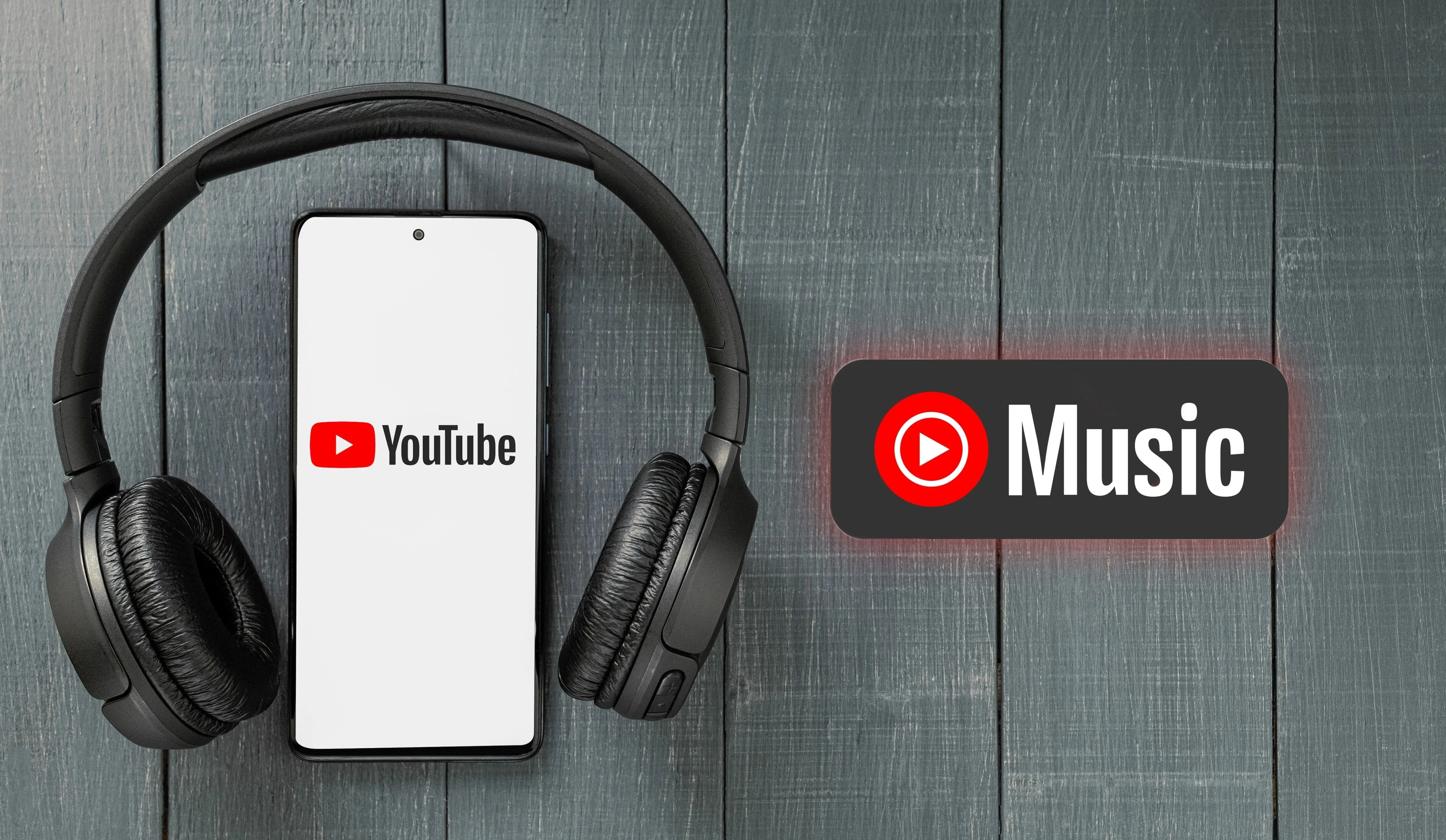 Điện thoại hiển thị logo YouTube và tai nghe, bên trên có logo YouTube Music, minh họa ứng dụng YouTube Music tương thích với Google Maps trên Android để điều khiển phát nhạc.
