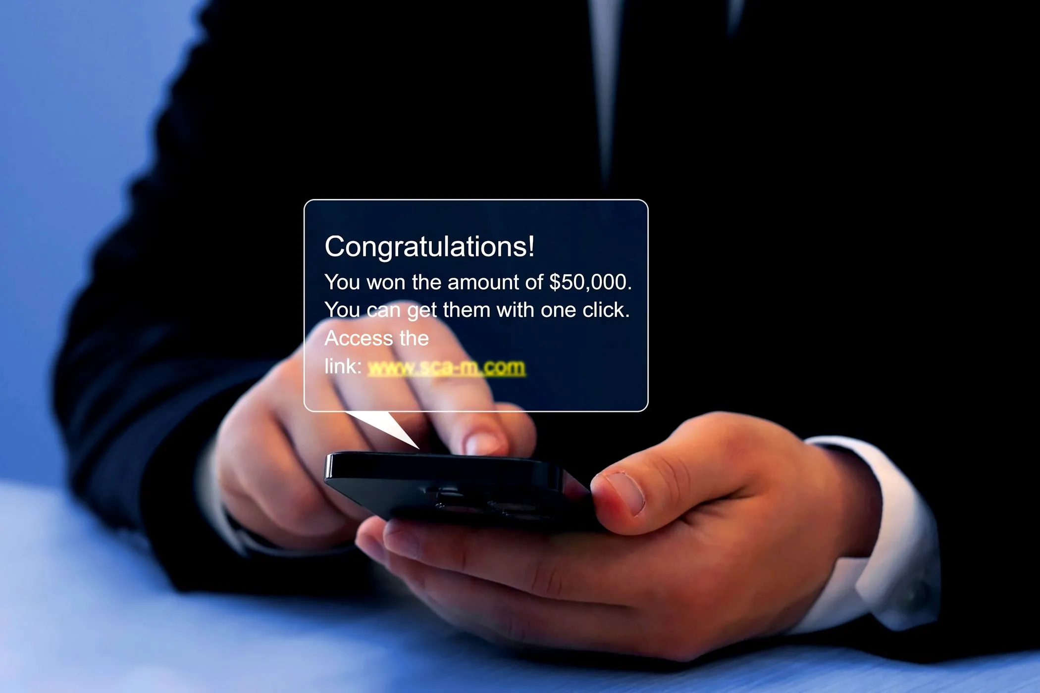 Điện thoại hiển thị tin nhắn lừa đảo phishing tấn công người dùng