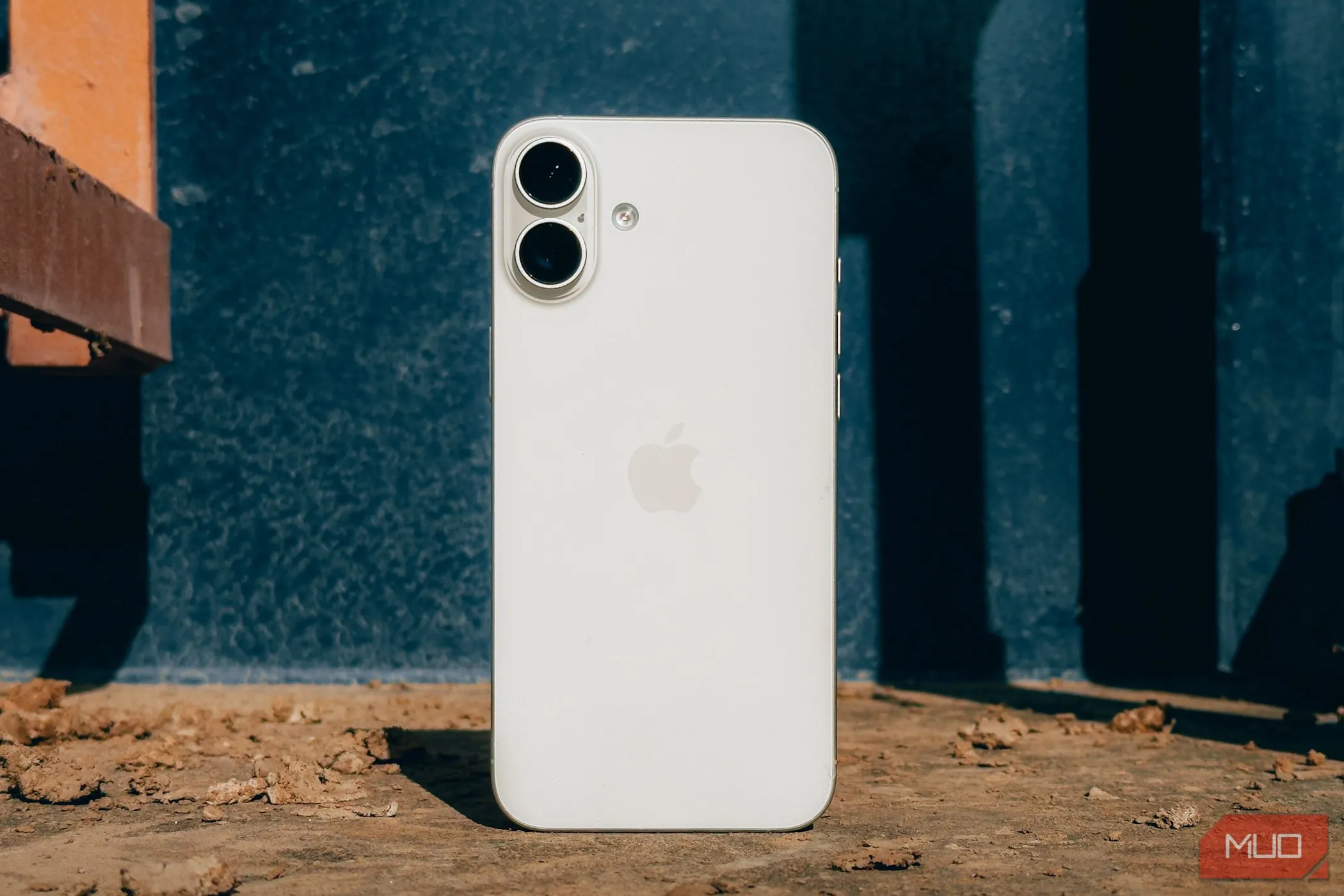 Điện thoại iPhone bị rơi trên vỉa hè, biểu tượng cho việc iPhone bị mất hoặc đánh cắp.