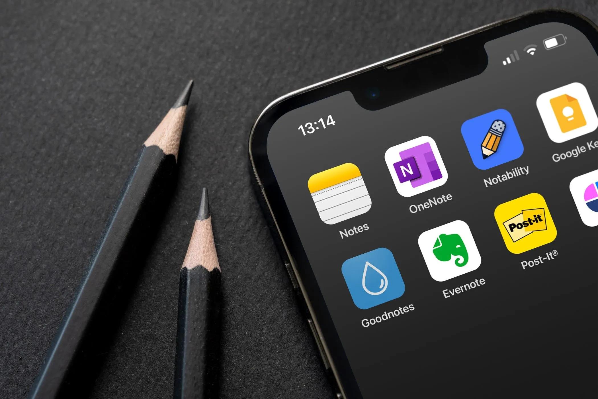Điện thoại iPhone với các biểu tượng ứng dụng ghi chú phổ biến, nhấn mạnh tầm quan trọng của tính năng theo dõi nguồn trong các app ghi chú di động