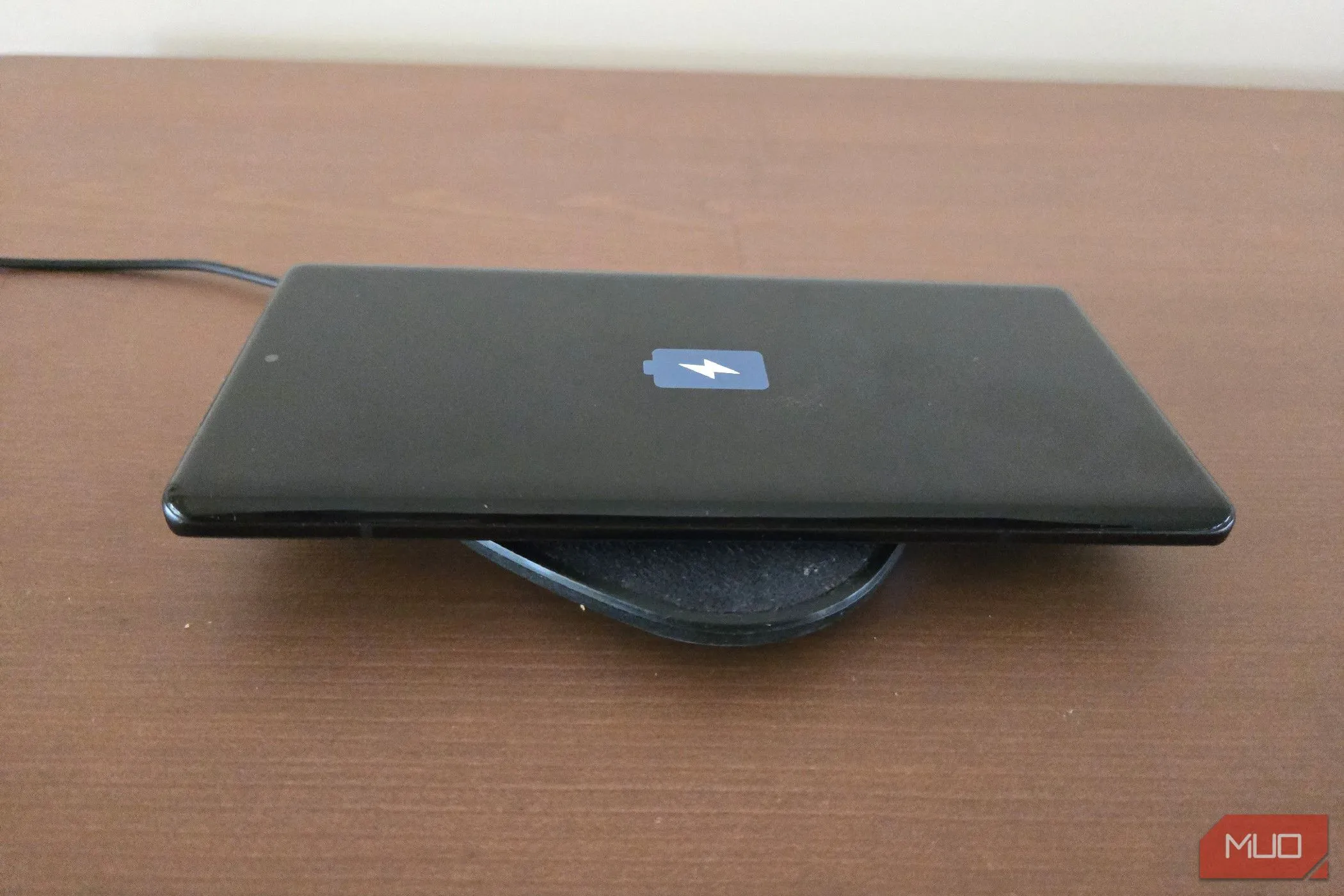 Điện thoại Motorola Edge Plus đang sạc trên đế sạc không dây