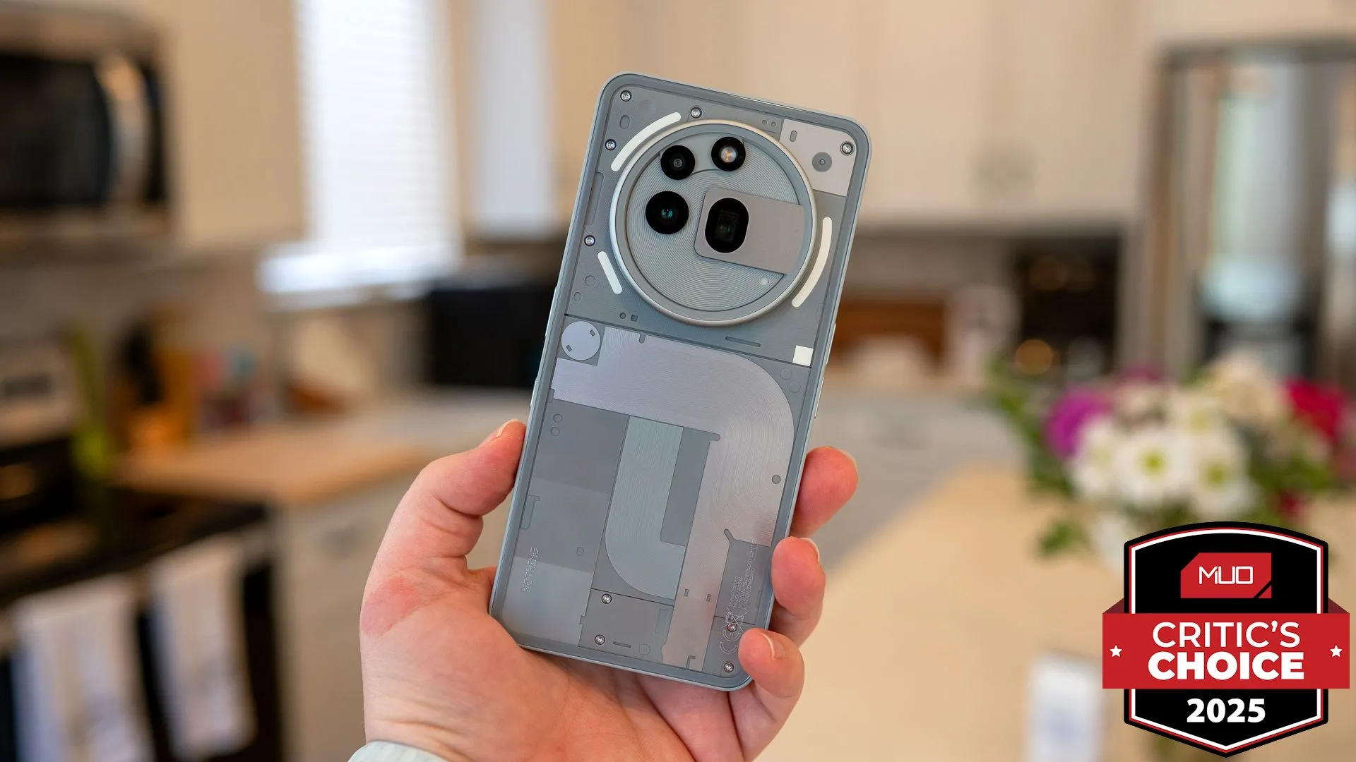 Điện thoại Nothing Phone (3a) Pro được cầm trên tay, kèm theo giải thưởng tại MWC 2025.