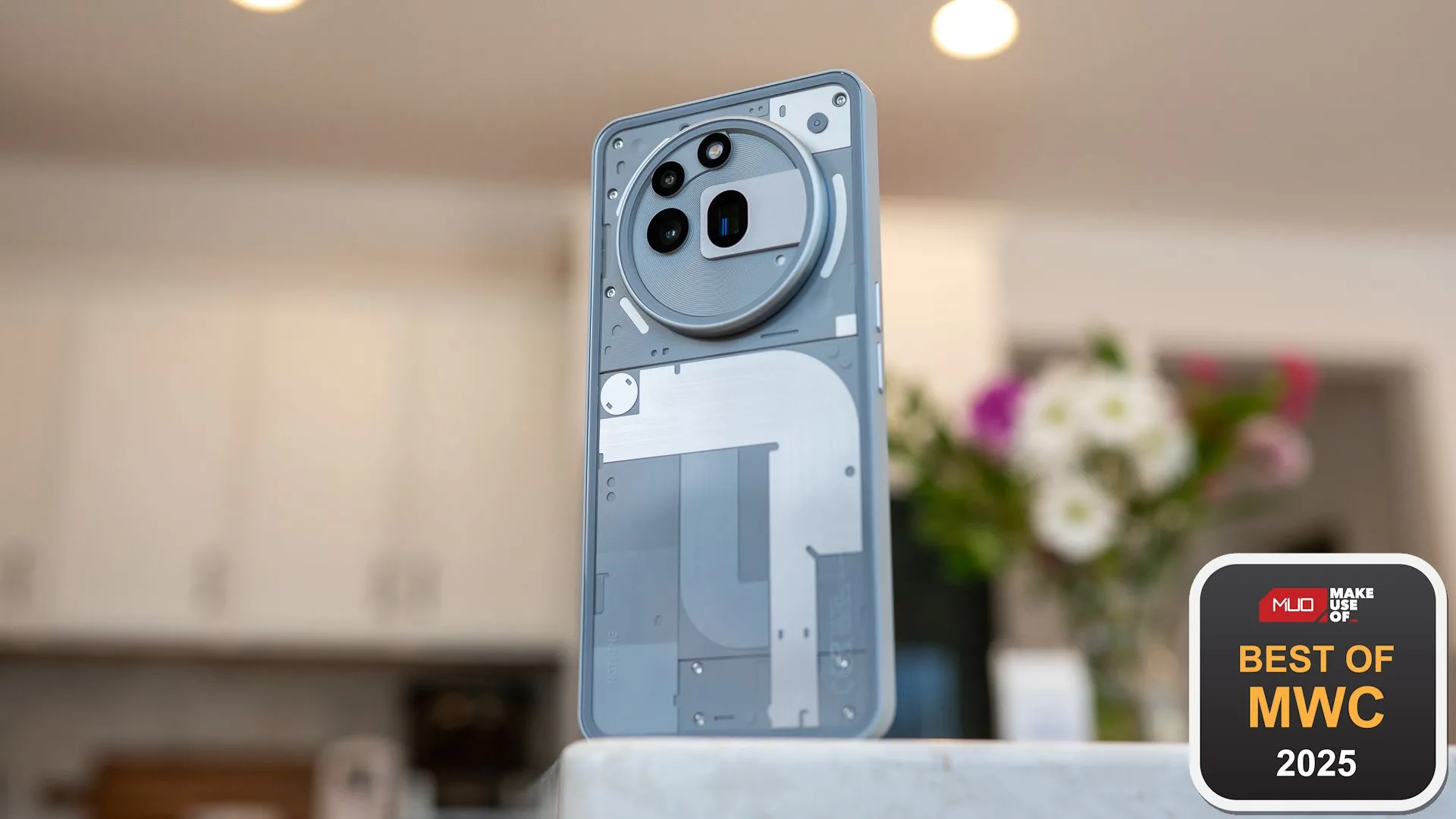 Điện thoại Nothing Phone (3a) Pro tại MWC 2025 với thiết kế trong suốt và giải thưởng