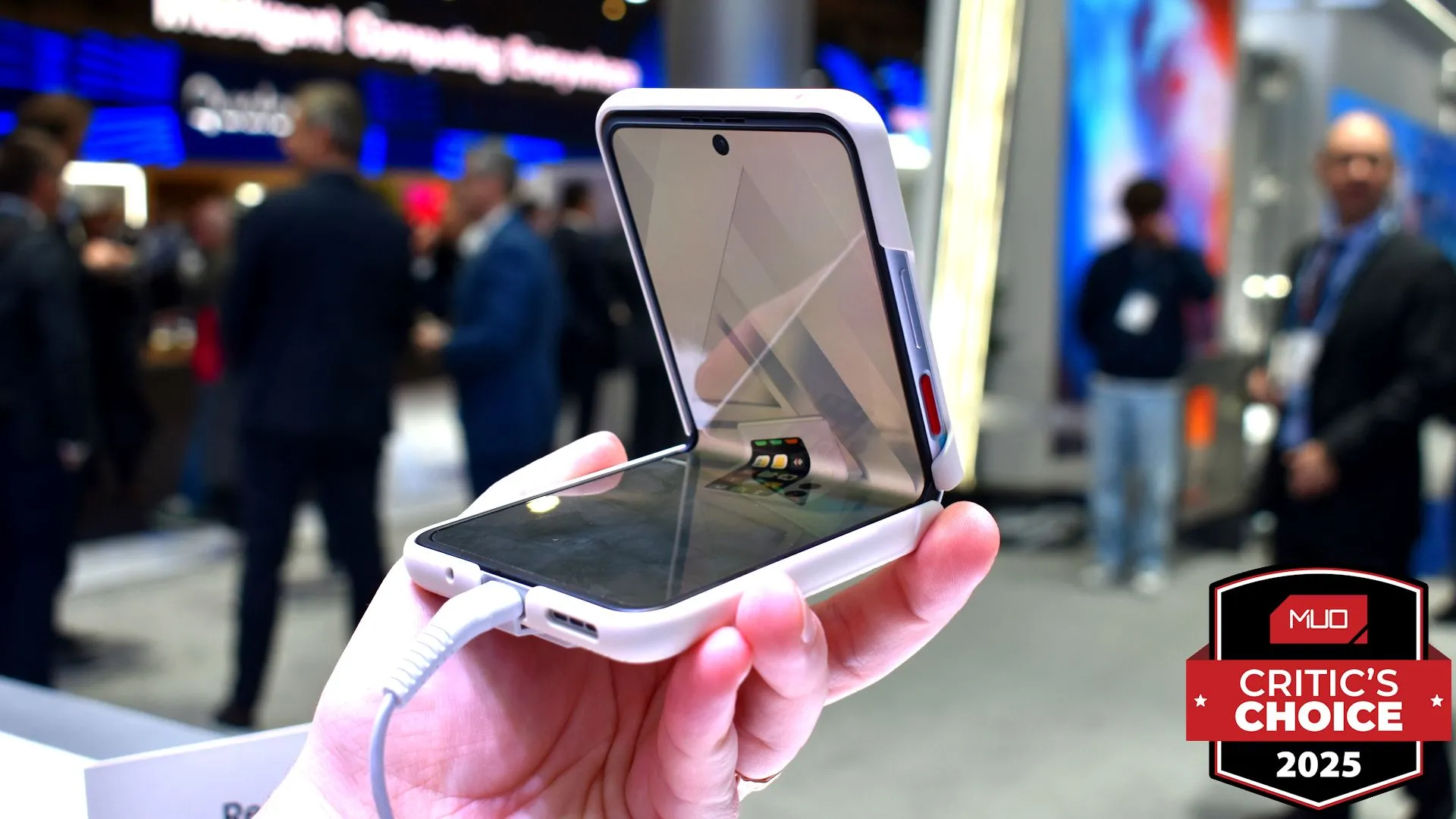 Điện thoại Nubia Flip 2 gập một nửa, thể hiện nếp gấp tại MWC 2025, với giải thưởng.