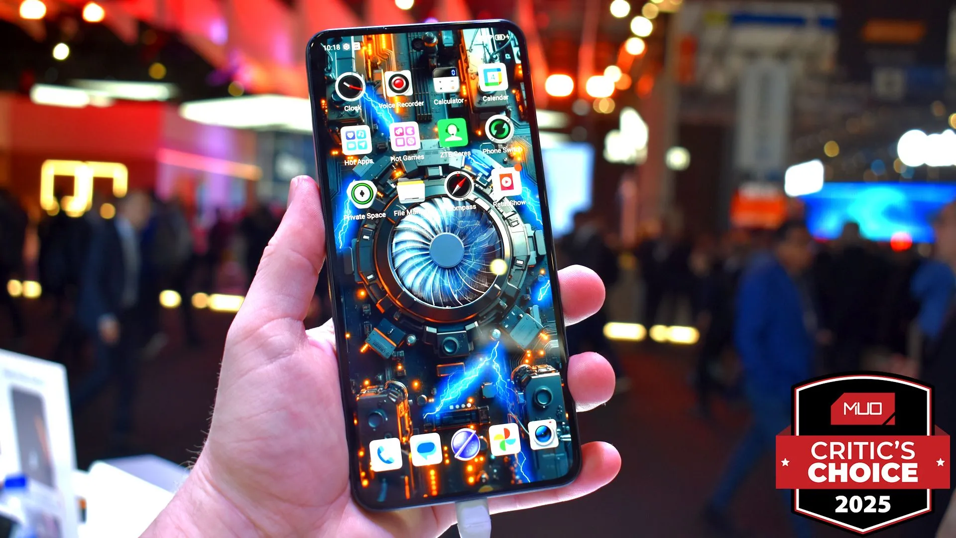 Điện thoại Nubia Neo 3 GT 5G nhìn từ phía trước tại MWC 2025, với giải thưởng.