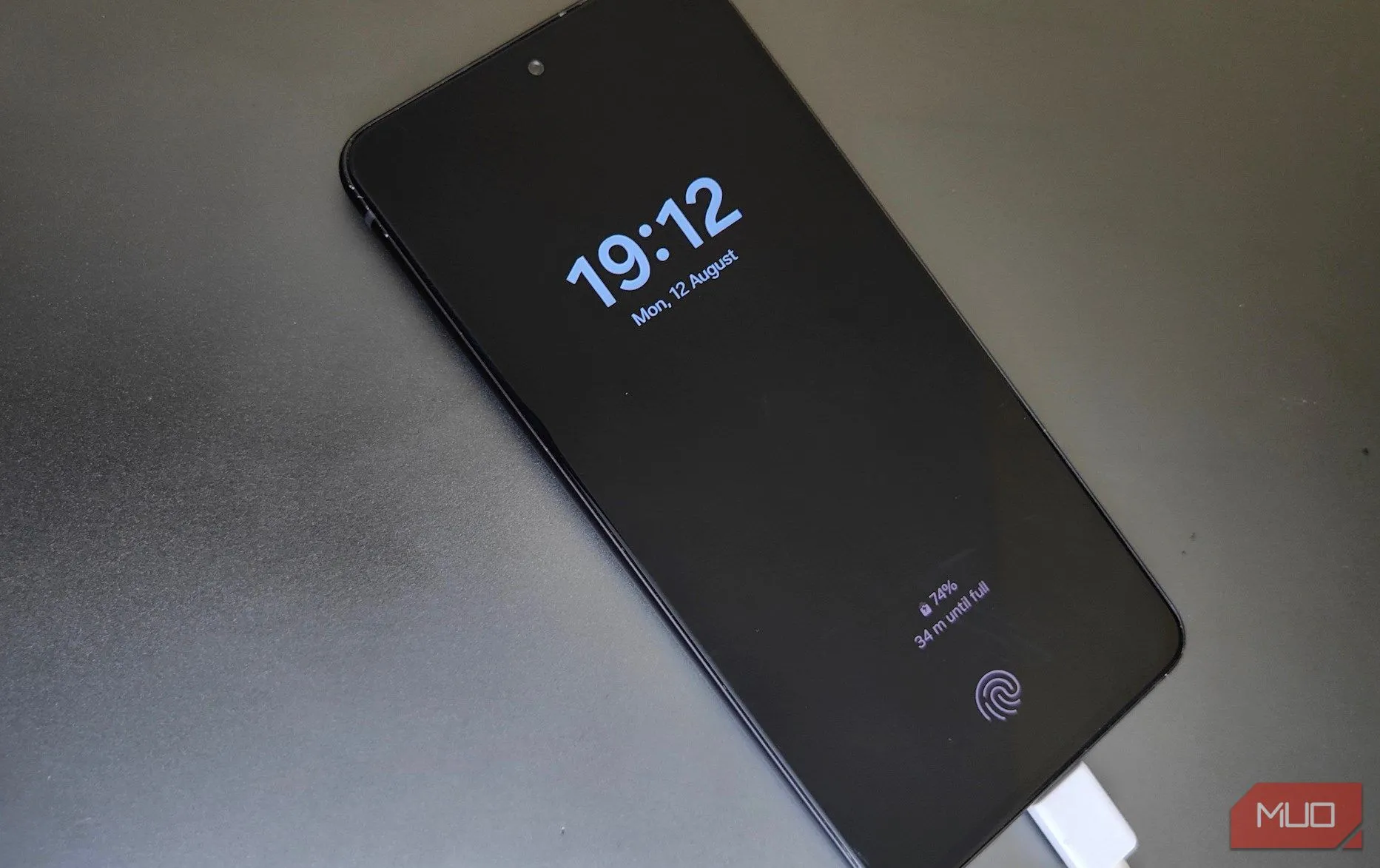 Điện thoại Samsung đang được sạc trên bàn, minh họa tốc độ sạc còn chậm so với các đối thủ Android khác