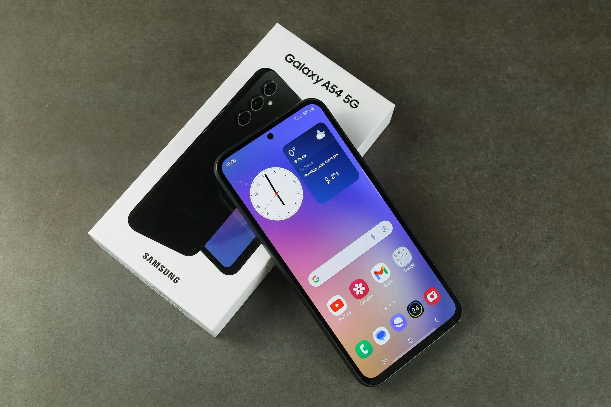 Điện thoại Samsung Galaxy A54 5G và hộp đựng, tượng trưng cho việc mua sắm và nâng cấp thiết bị di động mới