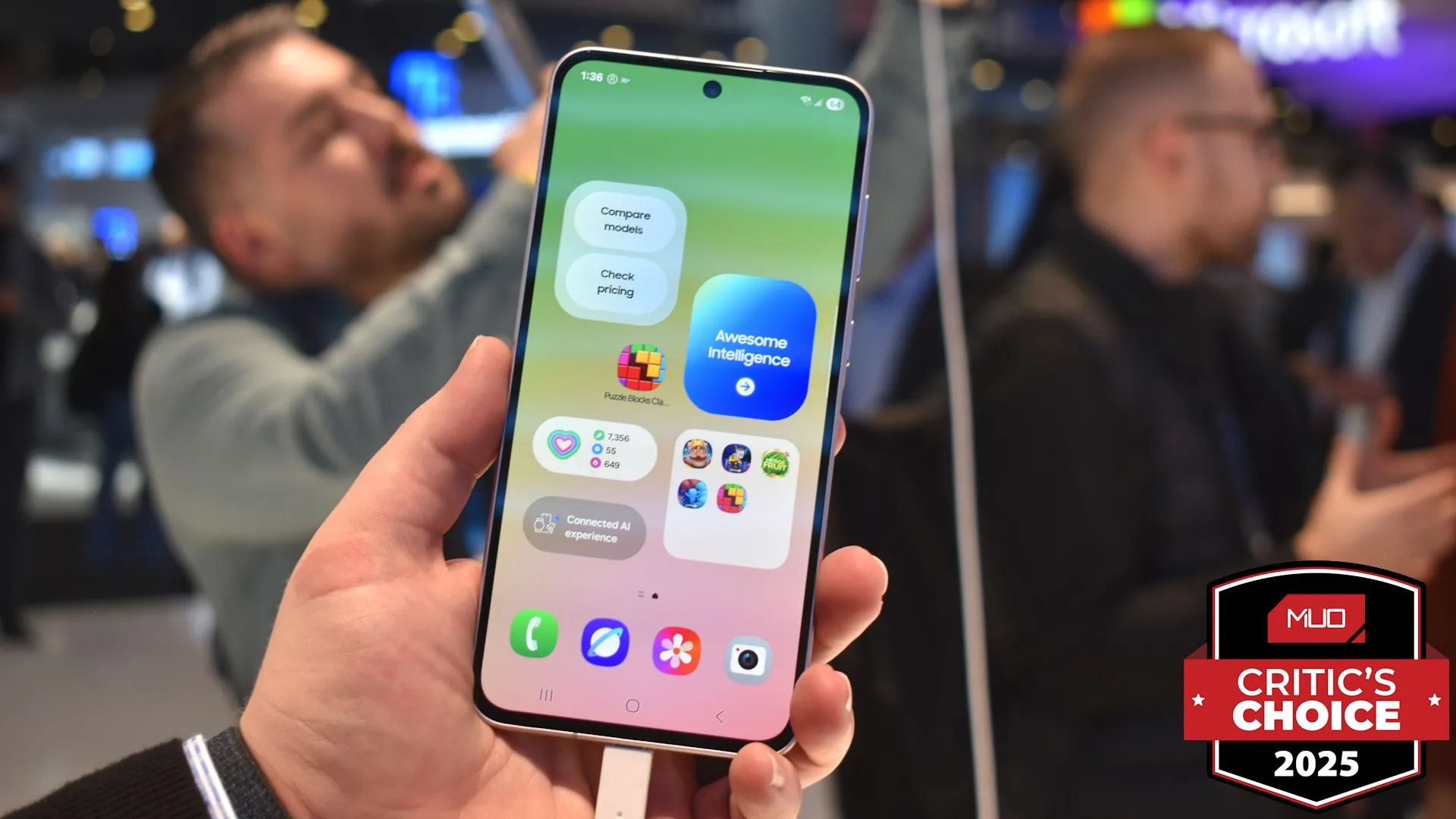 Điện thoại Samsung Galaxy A56 nhìn từ phía trước tại MWC 2025, kèm theo giải thưởng.