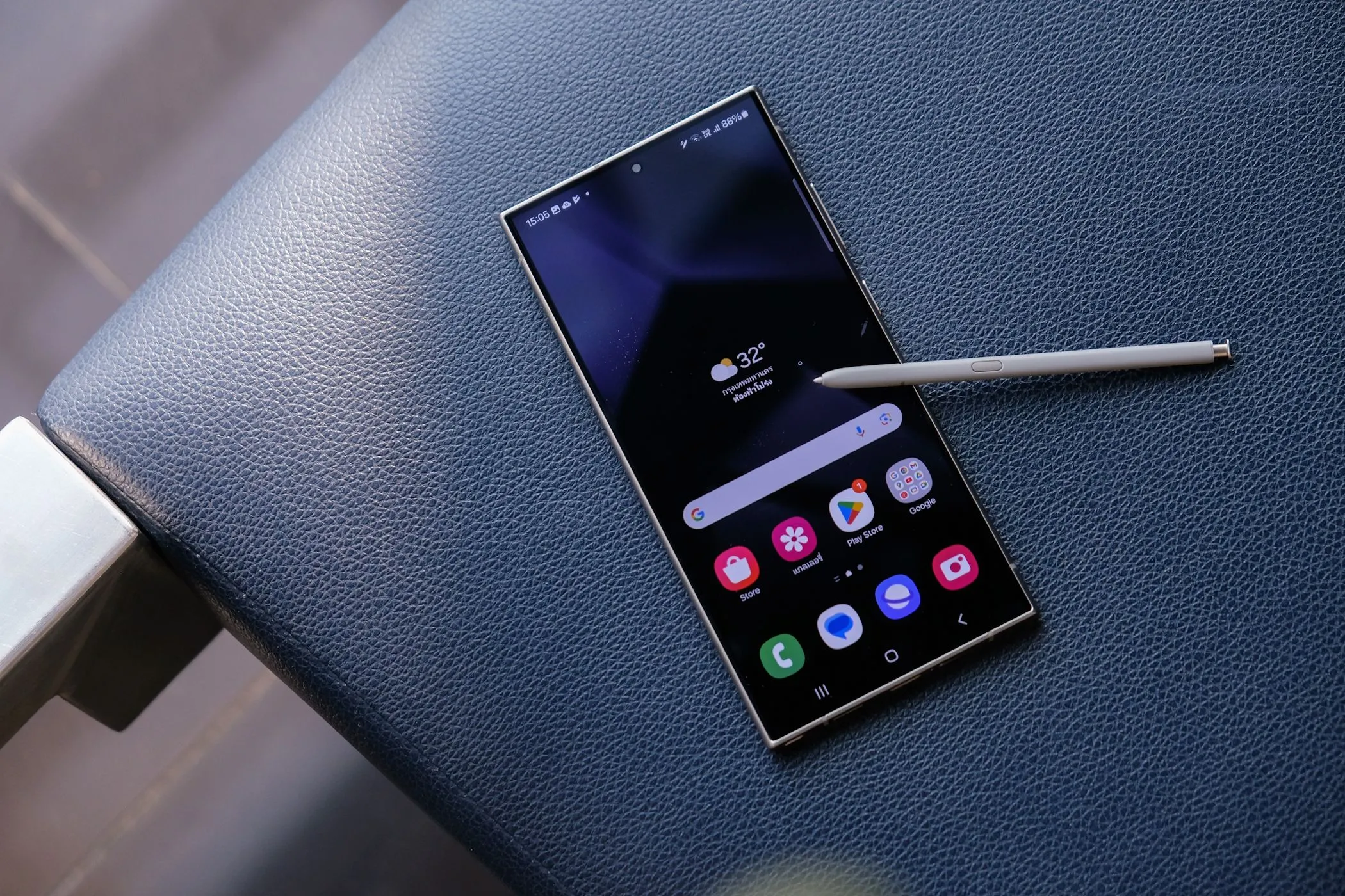 Điện thoại Samsung Galaxy S24 Ultra với bút S Pen thể hiện ưu điểm tiết kiệm pin của màn hình LTPO.