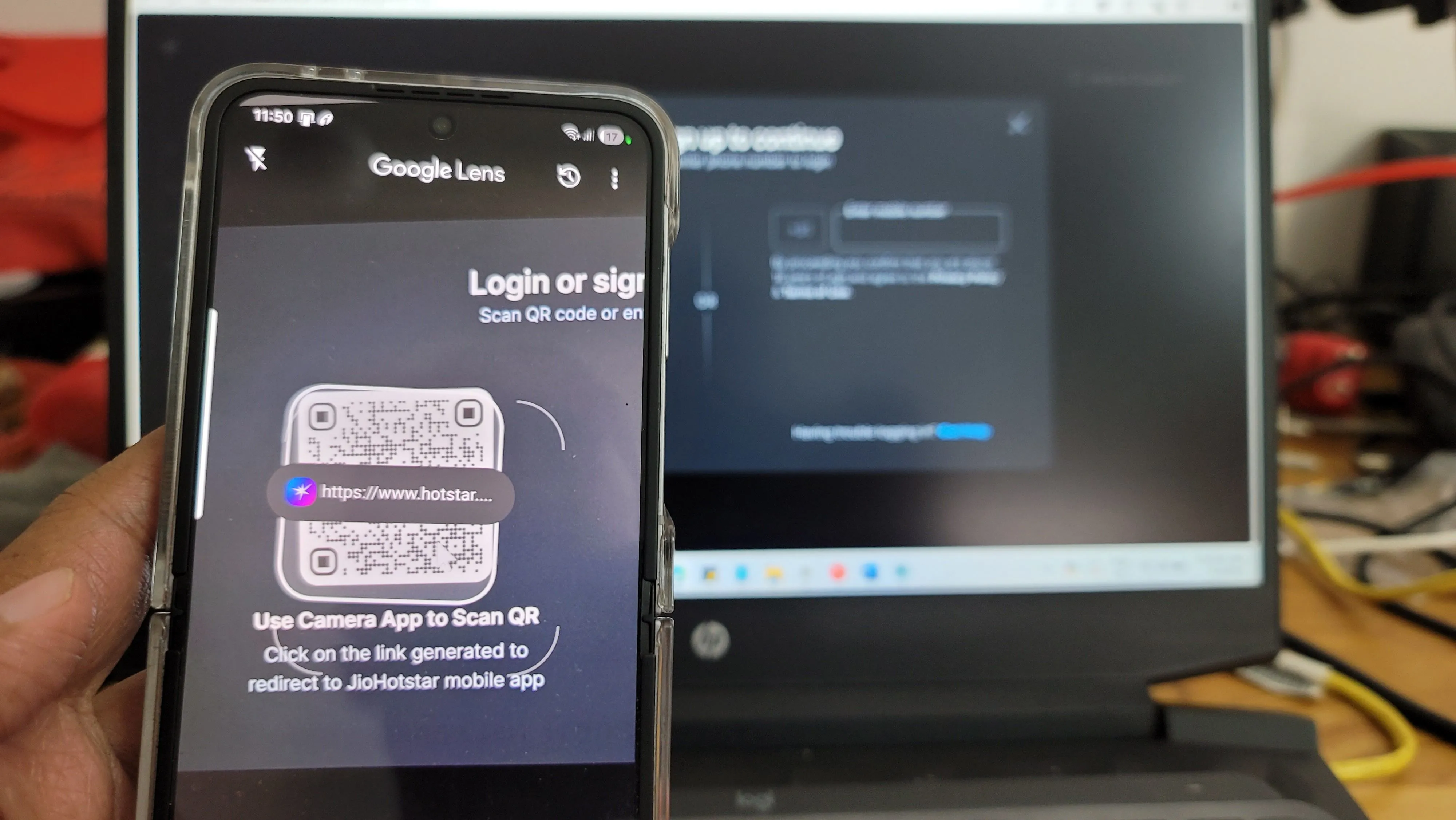 Điện thoại sử dụng Google Lens để quét mã QR và truy cập nội dung