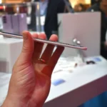 Điện thoại Tecno Spark Slim Concept siêu mỏng từ góc nhìn cạnh bên, trưng bày tại MWC 2025 và nhận giải thưởng.