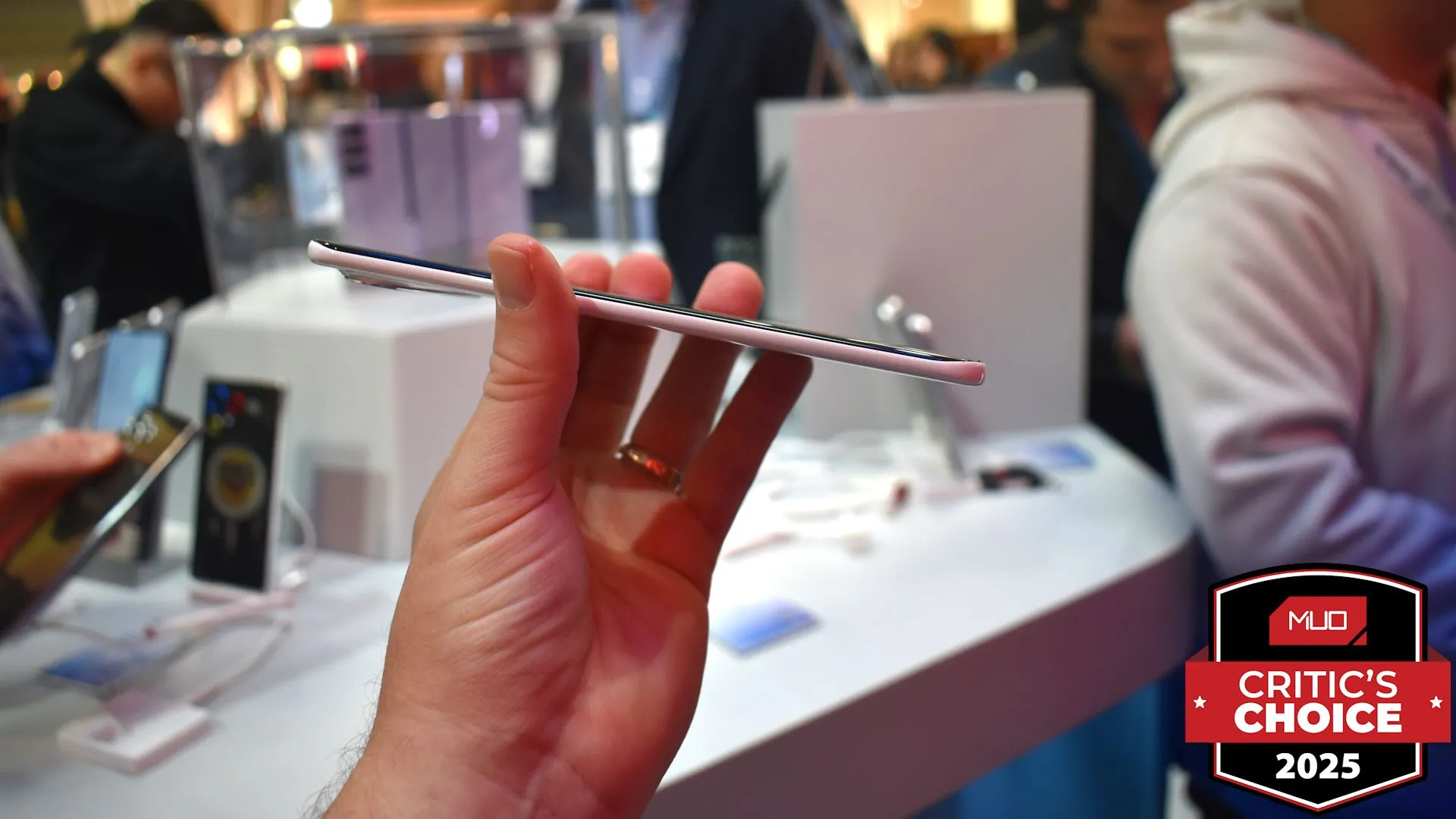 Điện thoại Tecno Spark Slim Concept siêu mỏng từ góc nhìn cạnh bên, trưng bày tại MWC 2025 và nhận giải thưởng.