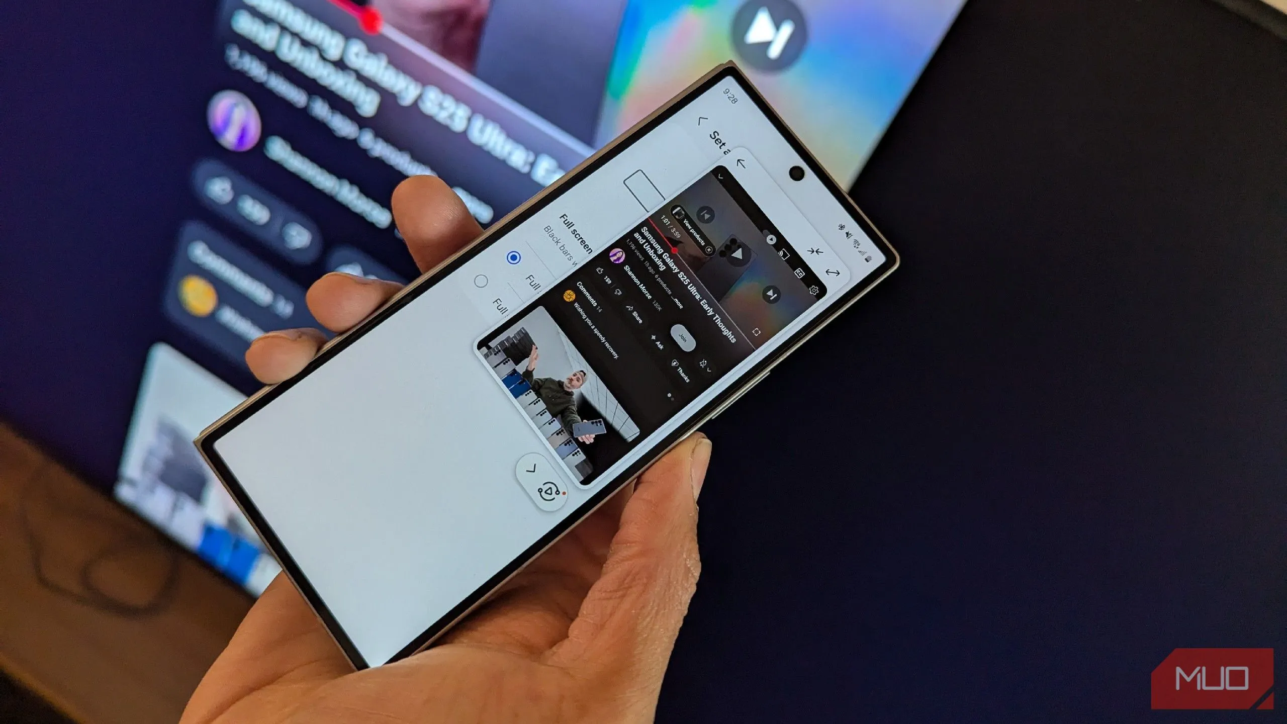 Điện thoại thông minh đang truyền màn hình lên Smart TV Samsung bằng tính năng Tap View