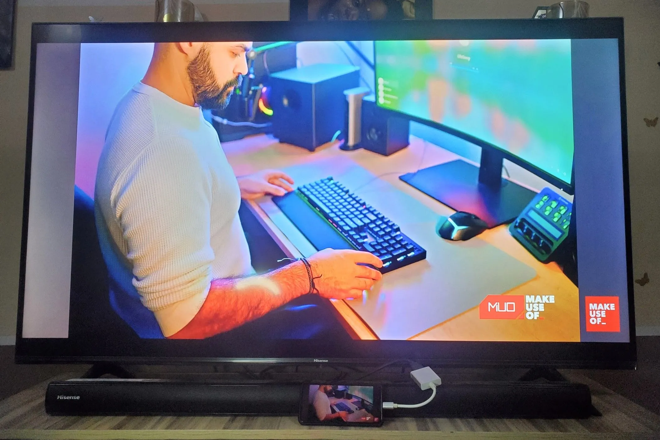 Điện thoại thông minh kết nối với TV qua bộ chuyển đổi USB-C sang HDMI để phản chiếu màn hình