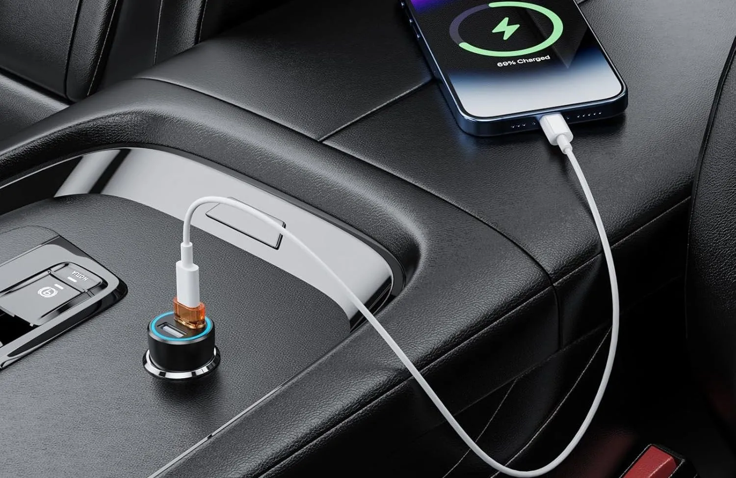 Điện thoại thông minh sạc trong ô tô qua cáp USB-C và bộ chuyển đổi USB sang USB-C.