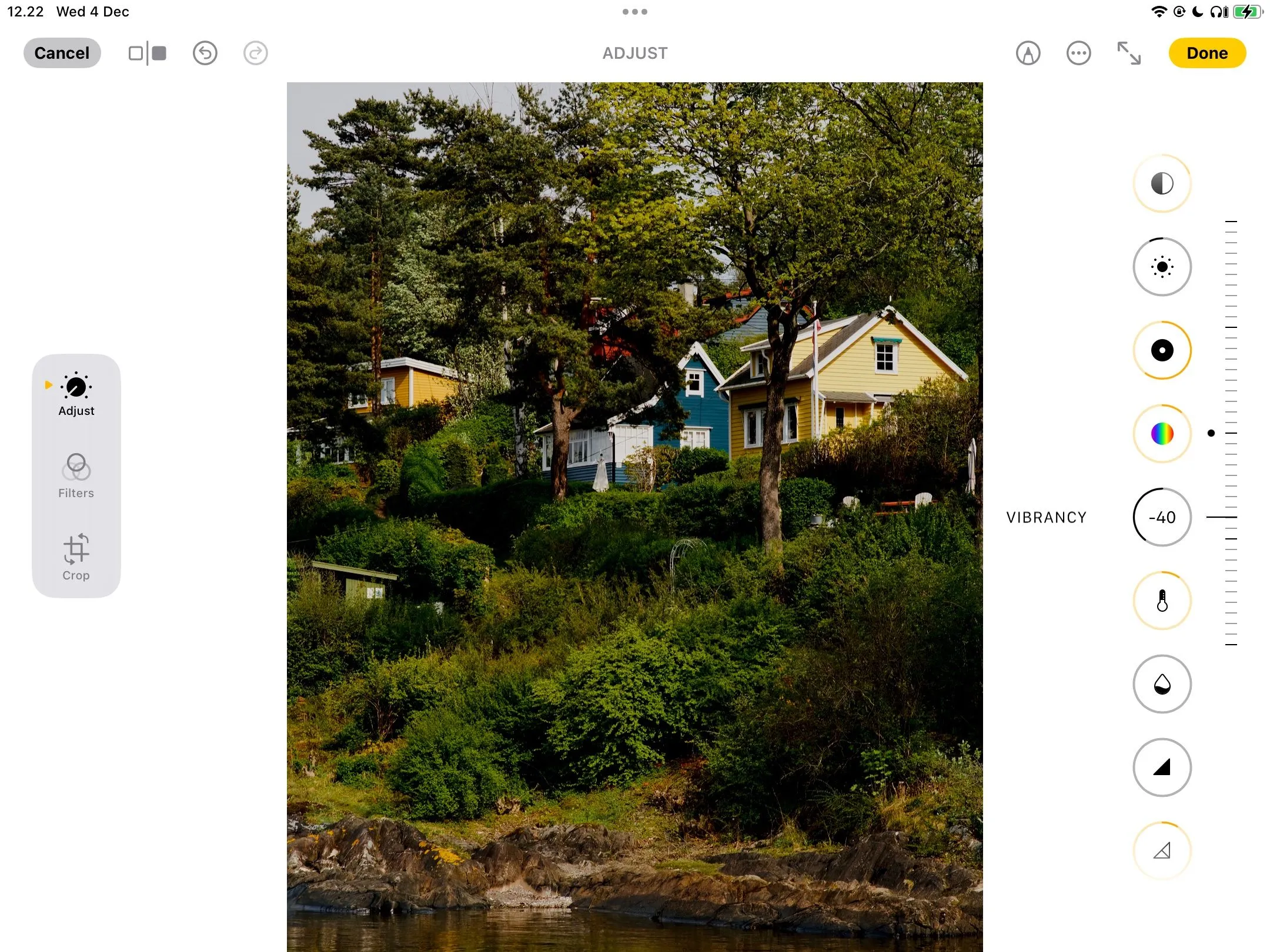 Điều chỉnh độ rung (vibrancy) của bức ảnh trong ứng dụng Apple Photos trên iPad