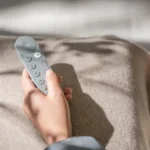 Điều khiển từ xa Google TV Streamer với thiết kế mới và nút âm lượng được cải tiến