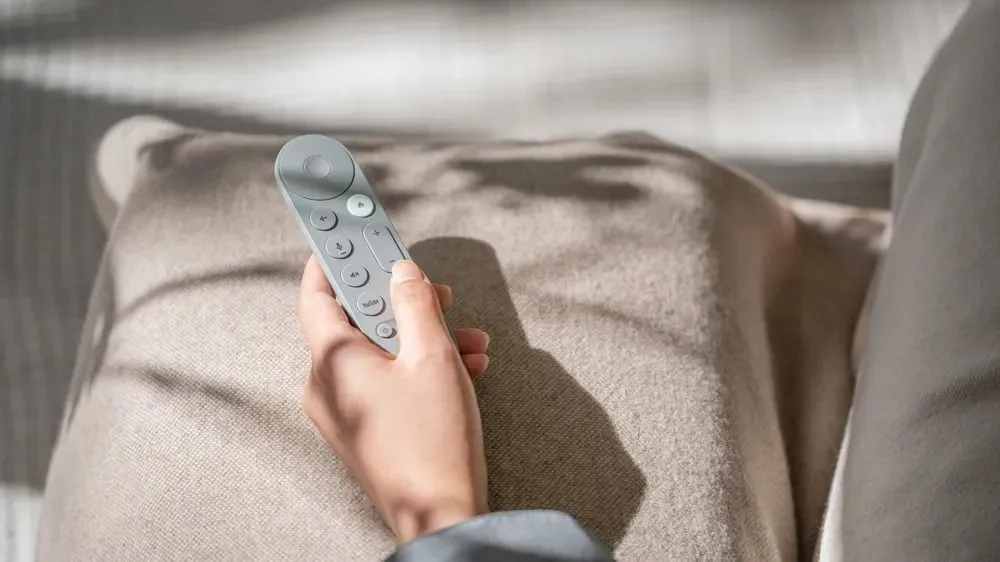 Điều khiển từ xa Google TV Streamer với thiết kế mới và nút âm lượng được cải tiến