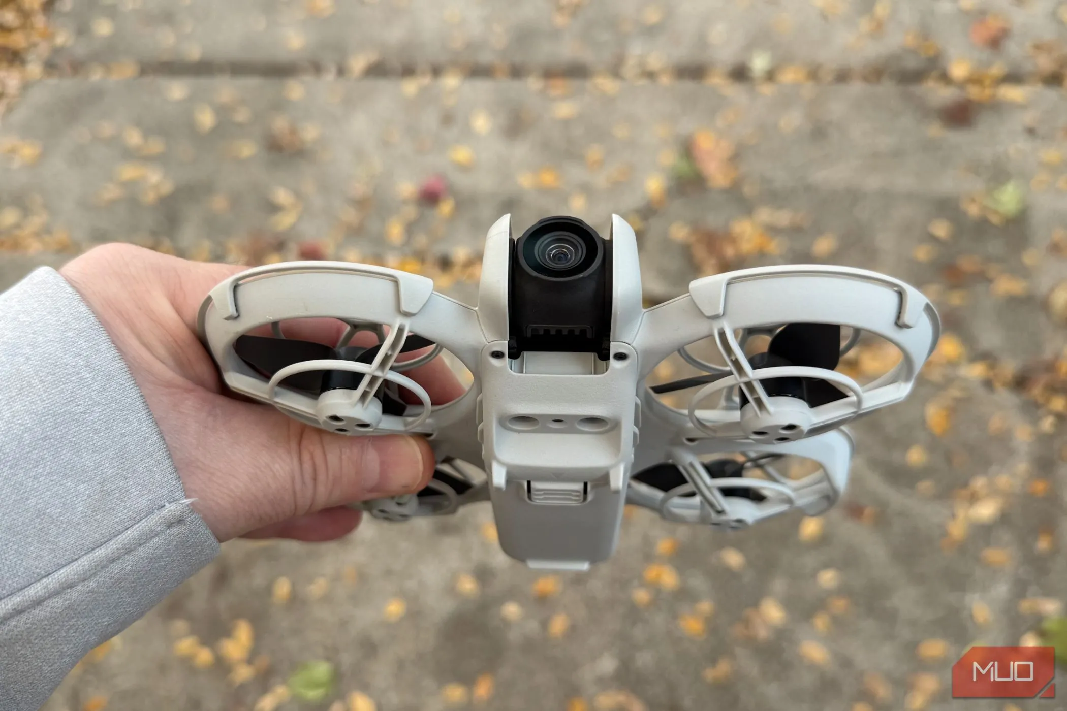 DJI Neo nằm gọn trong lòng bàn tay thể hiện sự nhỏ gọn của flycam