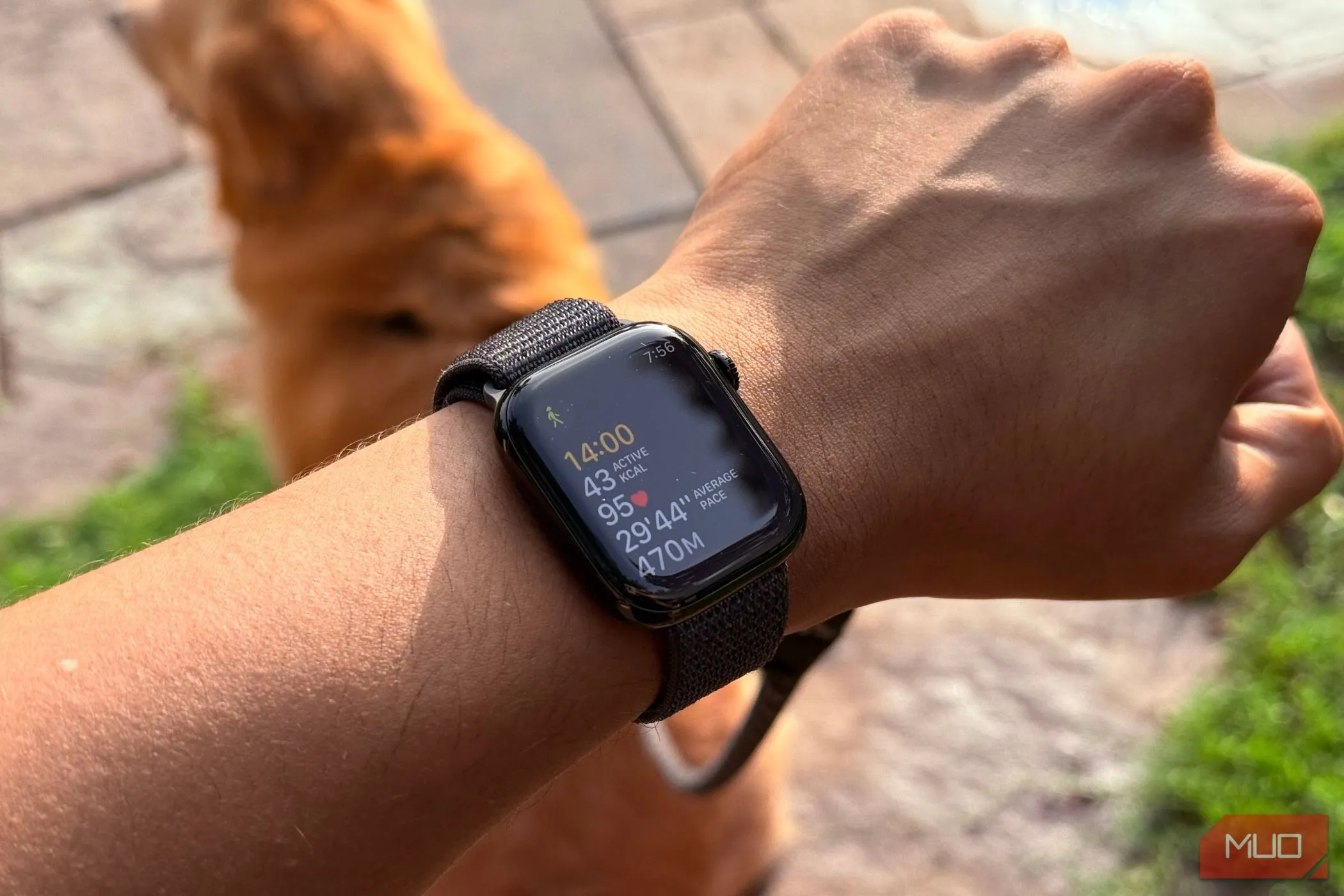 Đồng hồ Apple Watch trên cổ tay hiển thị các số liệu trong ứng dụng tập luyện, minh họa tính năng điều chỉnh mục tiêu hoạt động
