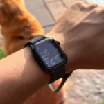 Đồng hồ thông minh Apple Watch hiển thị dữ liệu tập luyện trên cổ tay