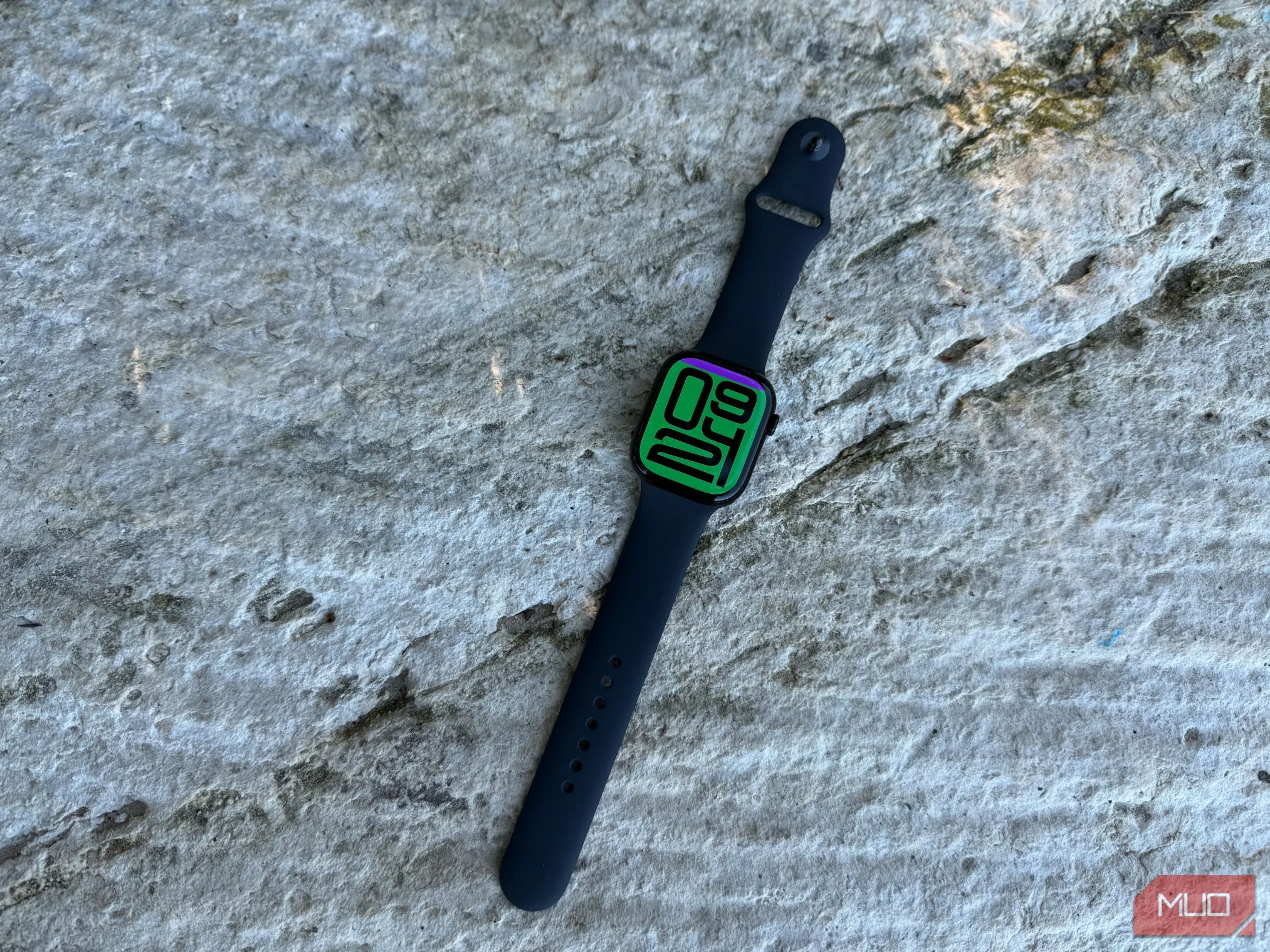 Đồng hồ thông minh Apple Watch Series 10 hiển thị mặt đồng hồ Flux rực rỡ, nhấn mạnh thiết kế hiện đại và giao diện người dùng.