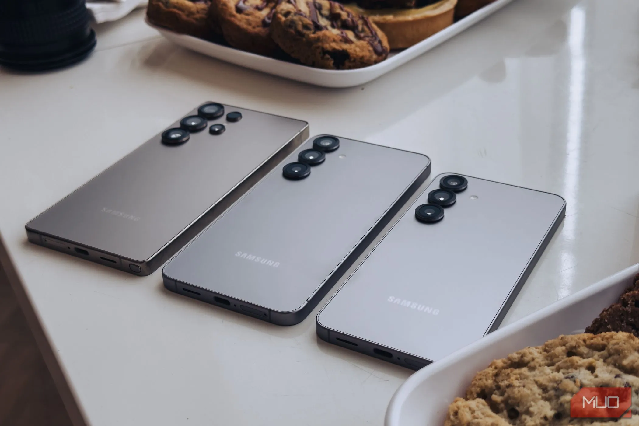 Dòng sản phẩm Samsung Galaxy S25 series màu bạc trên bàn trắng