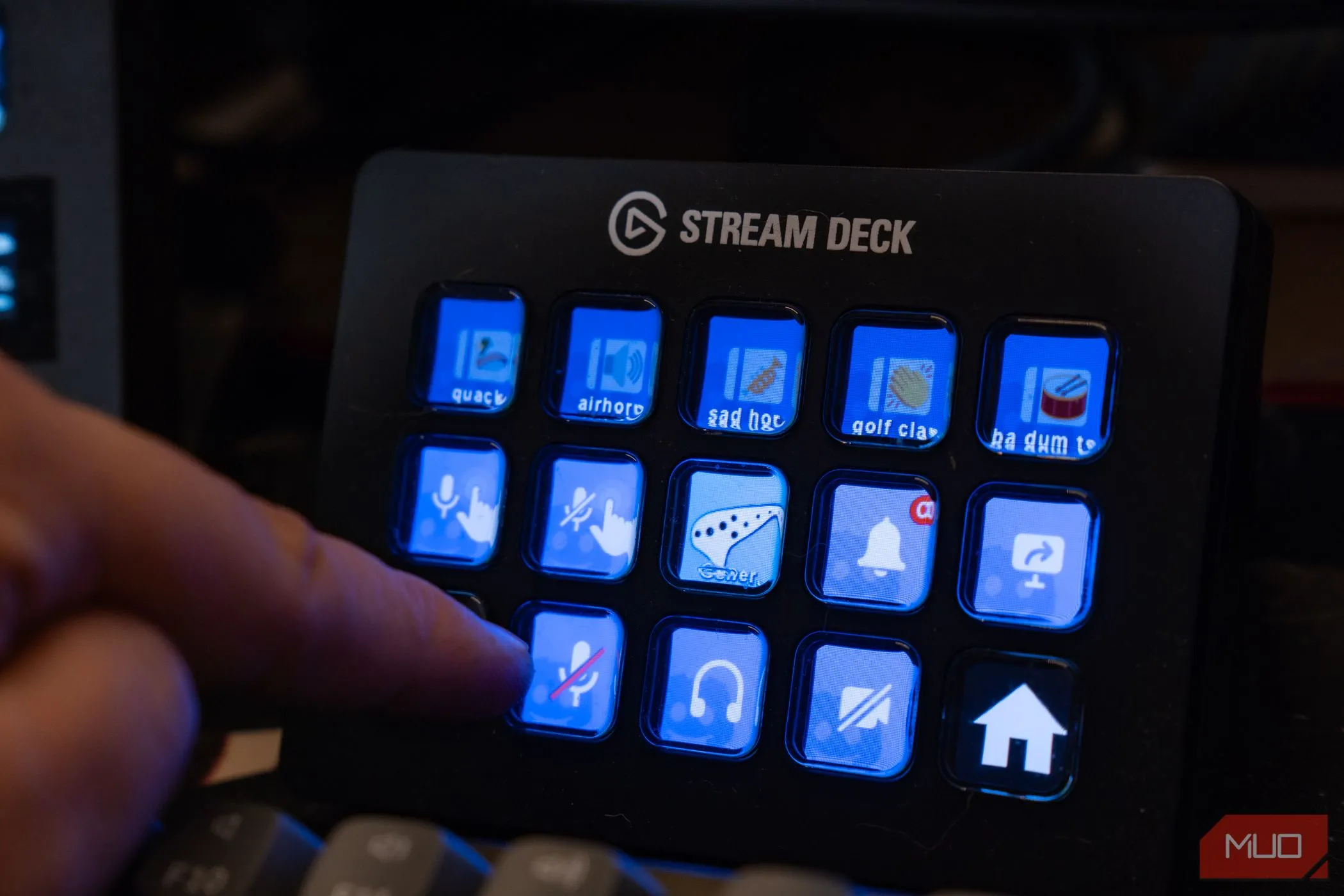 Elgato Stream Deck với các biểu tượng plugin Discord, một ngón tay đang chạm vào nút điều khiển