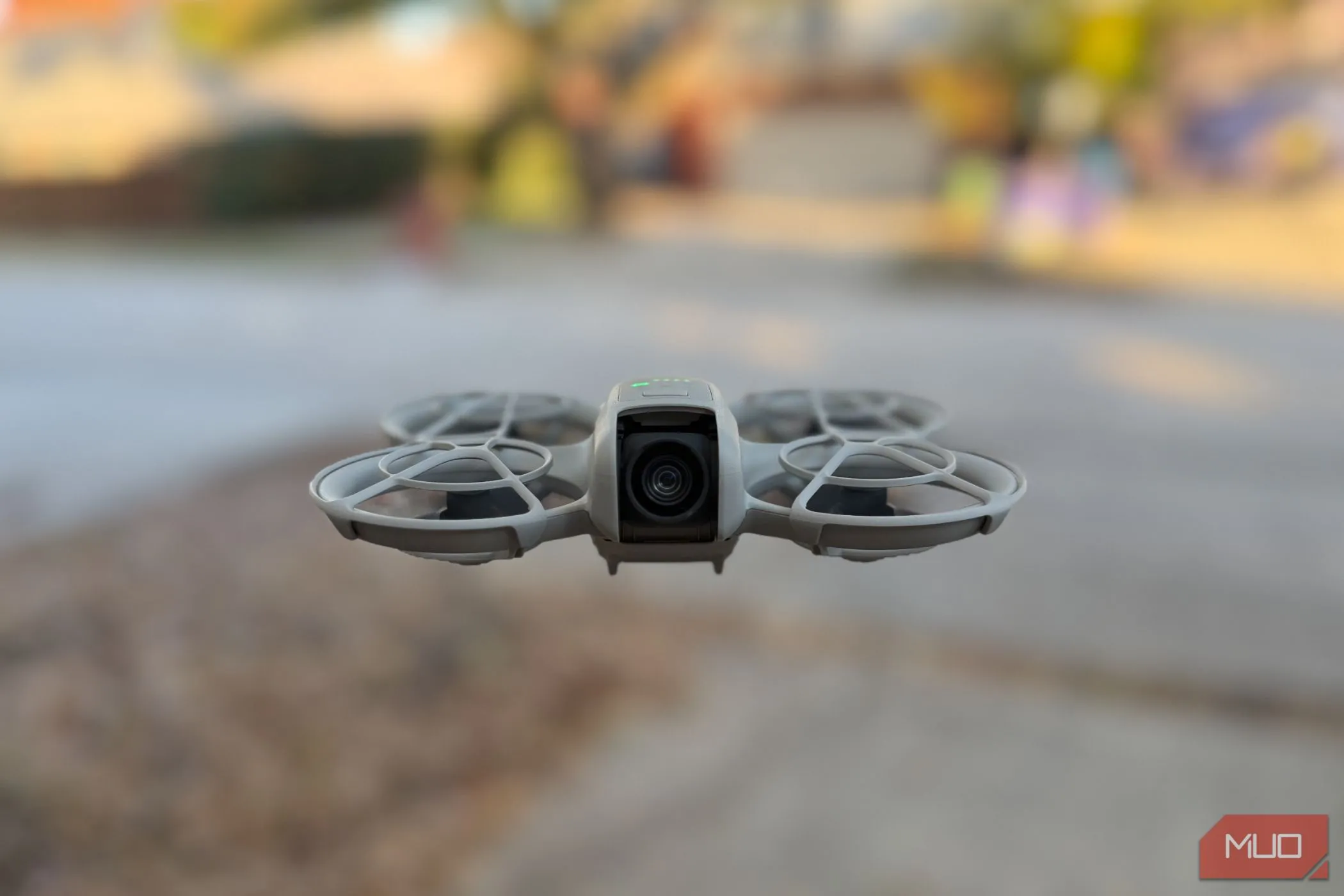 Flycam DJI Neo đang bay lượn trên không trung, dễ dàng điều khiển qua ứng dụng