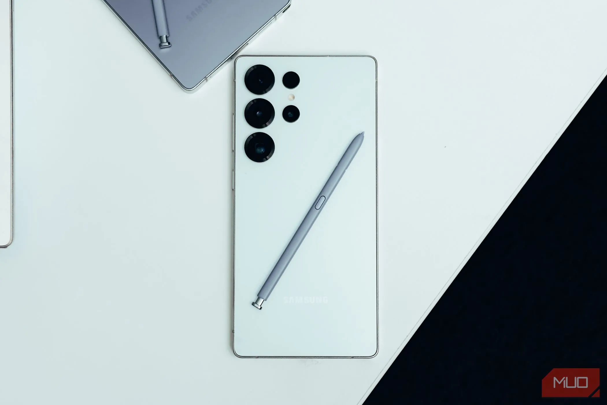 Galaxy S25 Ultra màu trắng trên bàn, làm nổi bật đường nét