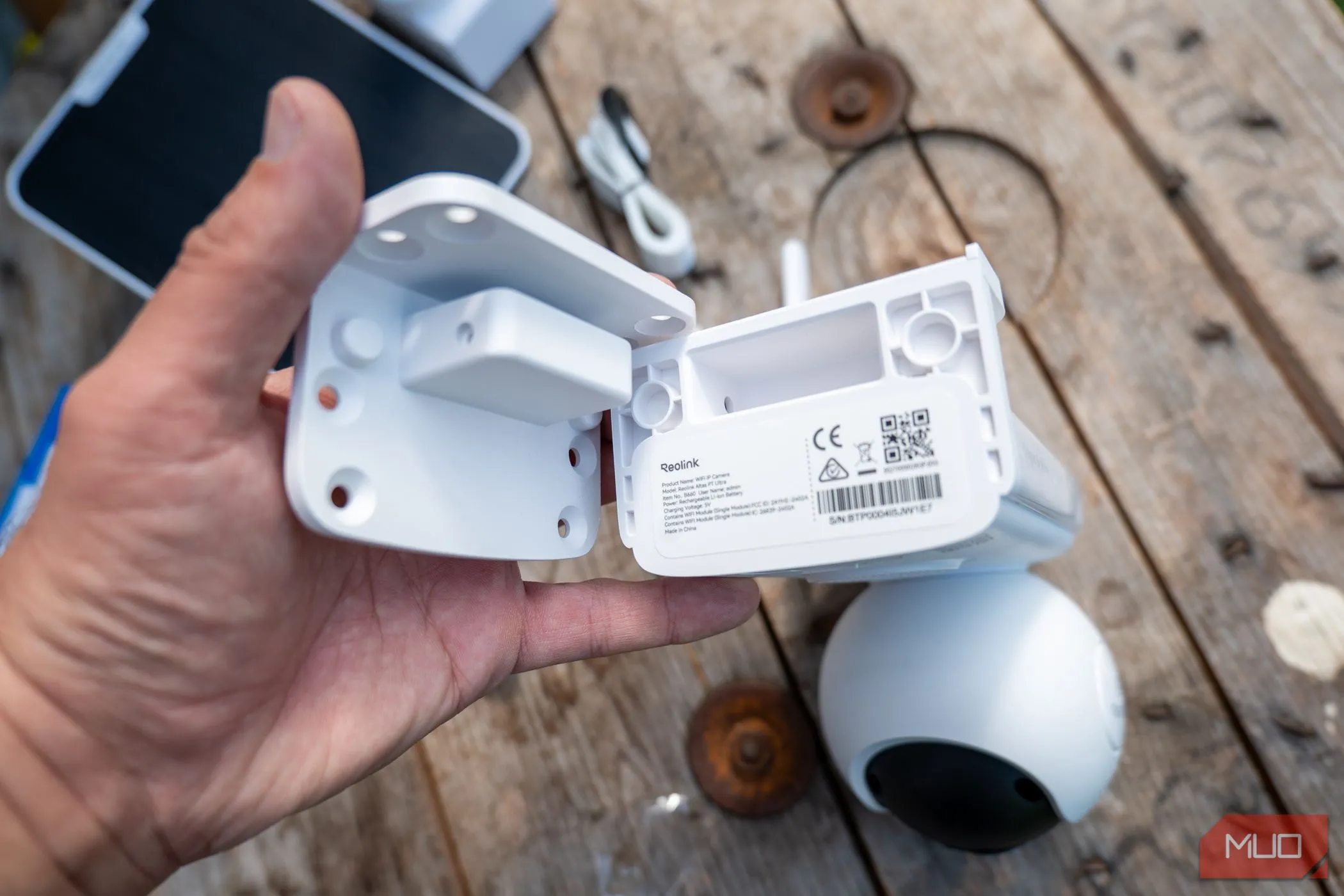 Giá đỡ lắp đặt camera Reolink PT Ultra linh hoạt, cho phép gắn lên tường hoặc trần nhà.