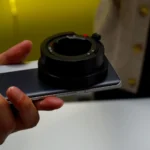 Giá đỡ ống kính concept cho điện thoại Realme Ultra tại MWC 2025, minh họa phụ kiện ống kính ngoài cho smartphone.